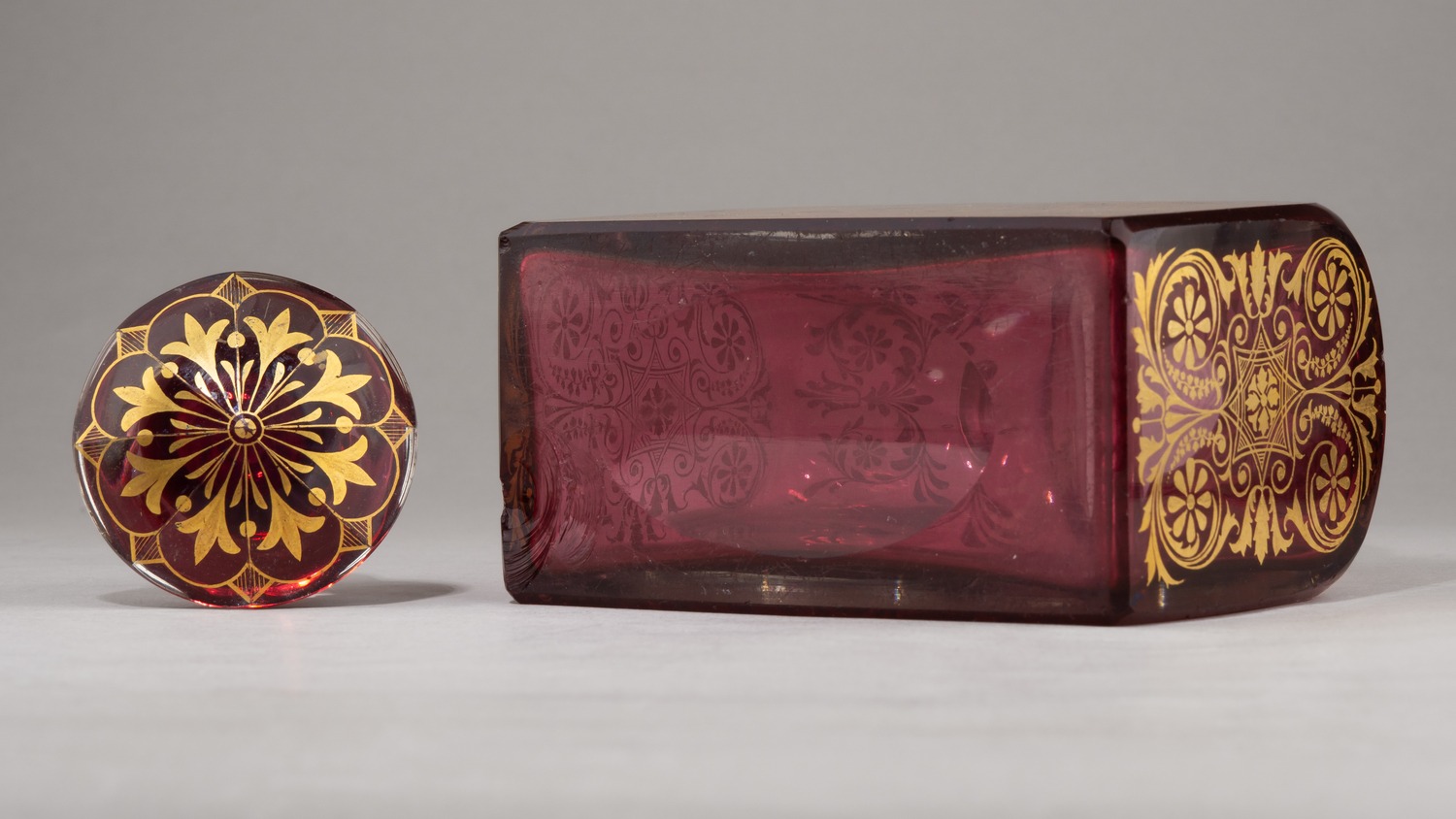 Чайница «золотой рубин».
Россия,  Императорский стеклянный завод,  середина XIX века.