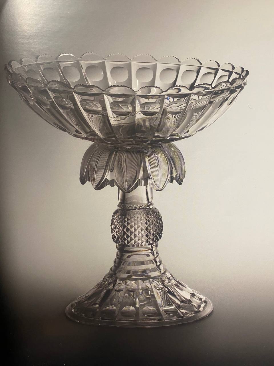 (ИСЗ. Сервиз из Зимнего дворца) Ваза из «Бахметевского сервиза». Россия, Императорский стеклянный завод, по проекту А. Бармина, 1820-1890-е годы.