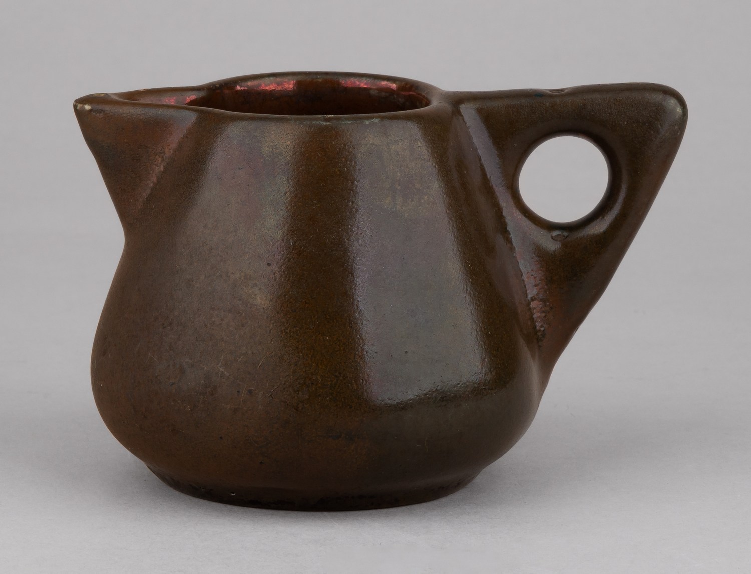 (Артель Мурава. Мастера Абрамцево) Молочник. 
Россия, Москва, Артель художников-гончаров «Мурава», 1904–1918 годы.