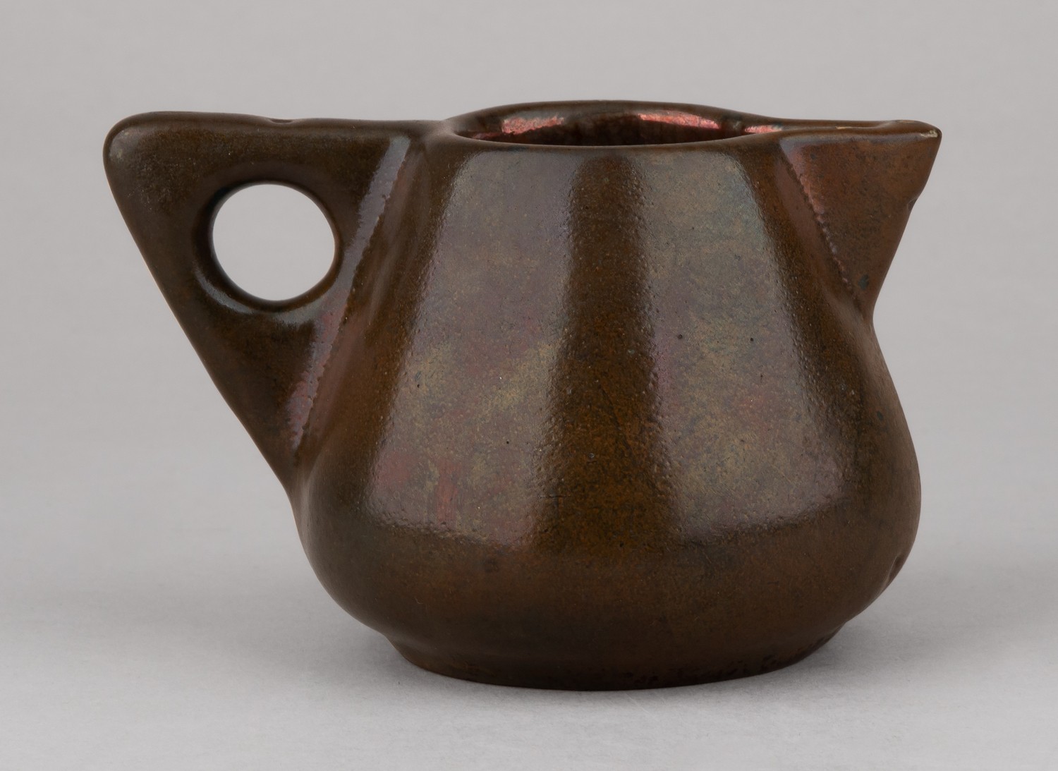 (Артель Мурава. Мастера Абрамцево) Молочник. 
Россия, Москва, Артель художников-гончаров «Мурава», 1904–1918 годы.