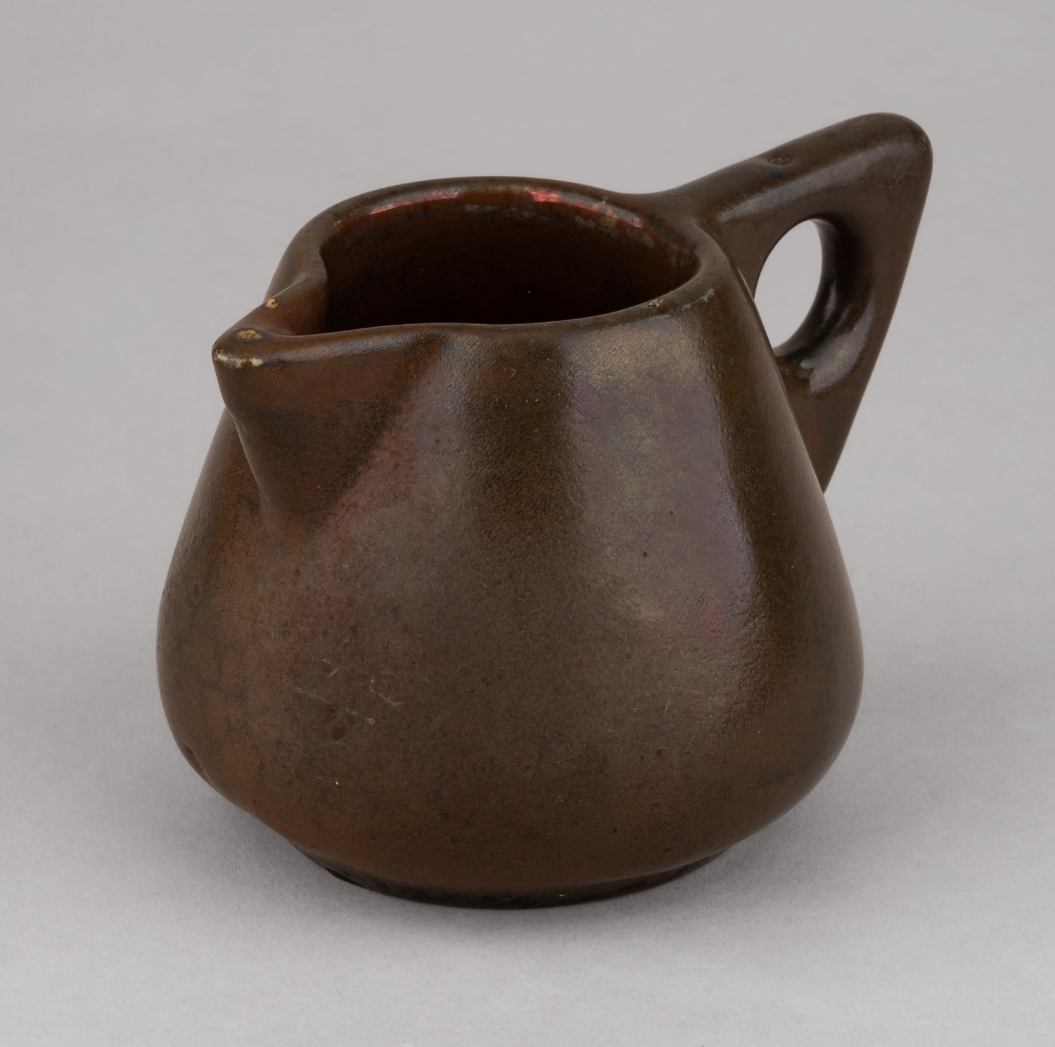 (Артель Мурава. Мастера Абрамцево) Молочник. 
Россия, Москва, Артель художников-гончаров «Мурава», 1904–1918 годы.