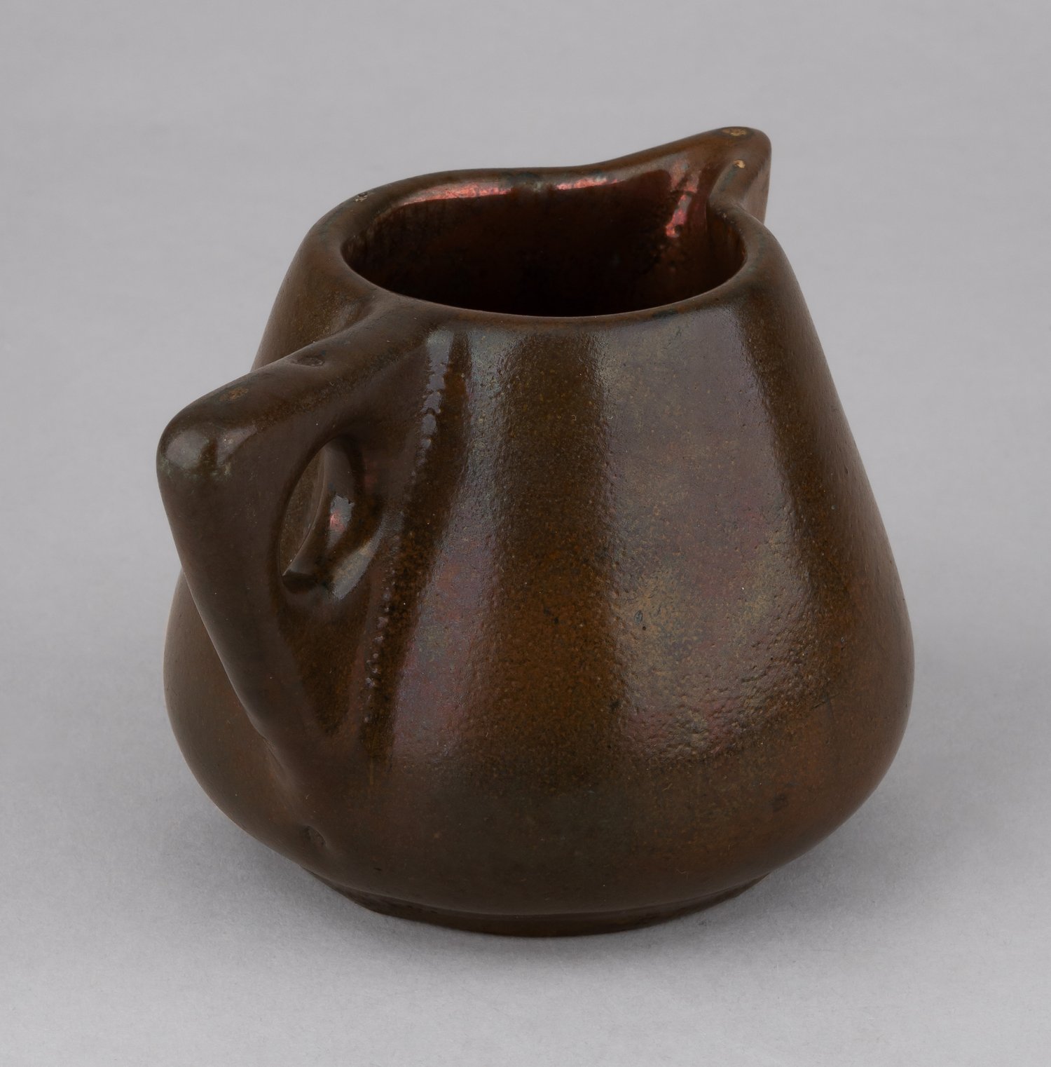 (Артель Мурава. Мастера Абрамцево) Молочник. 
Россия, Москва, Артель художников-гончаров «Мурава», 1904–1918 годы.