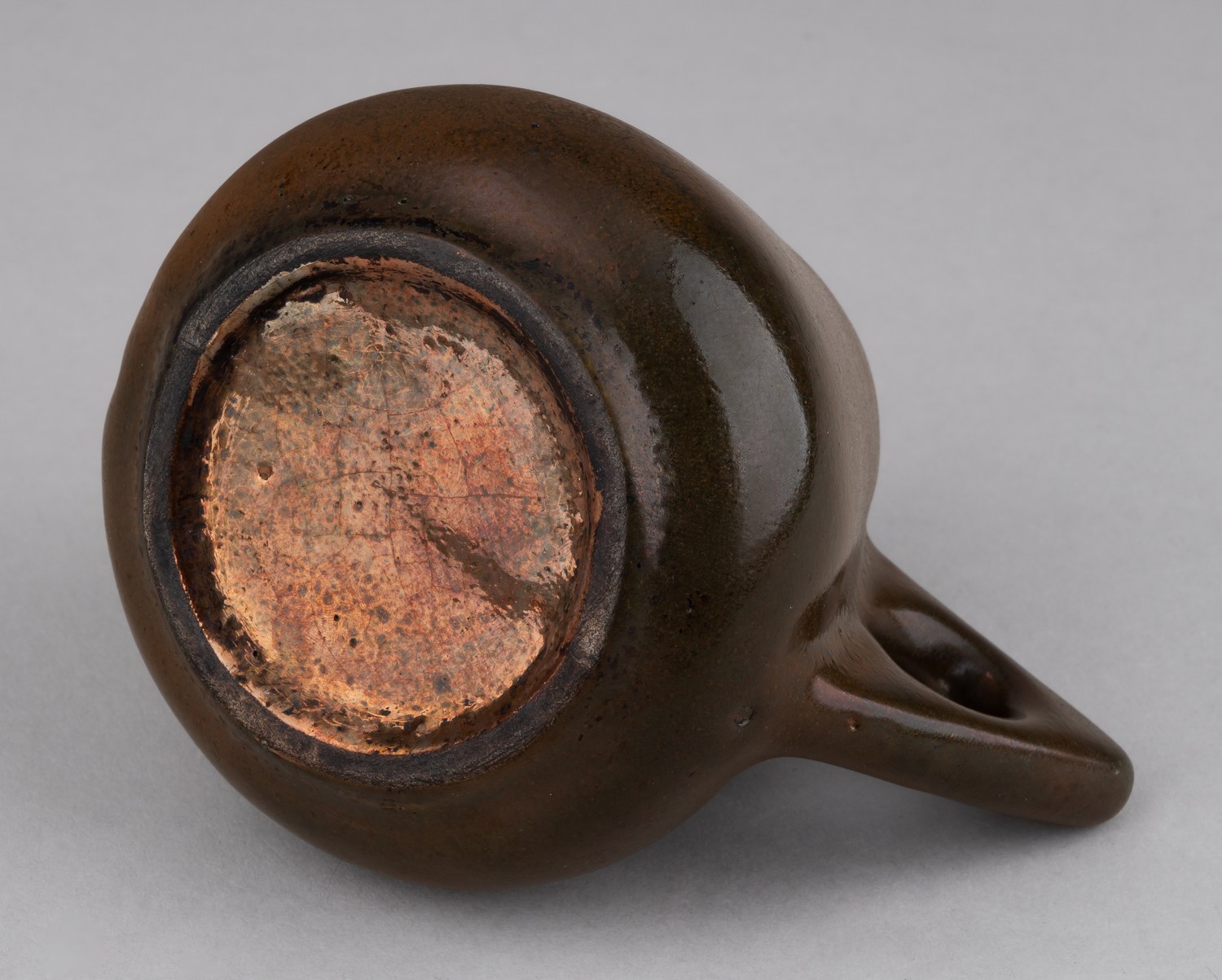 (Артель Мурава. Мастера Абрамцево) Молочник. 
Россия, Москва, Артель художников-гончаров «Мурава», 1904–1918 годы.