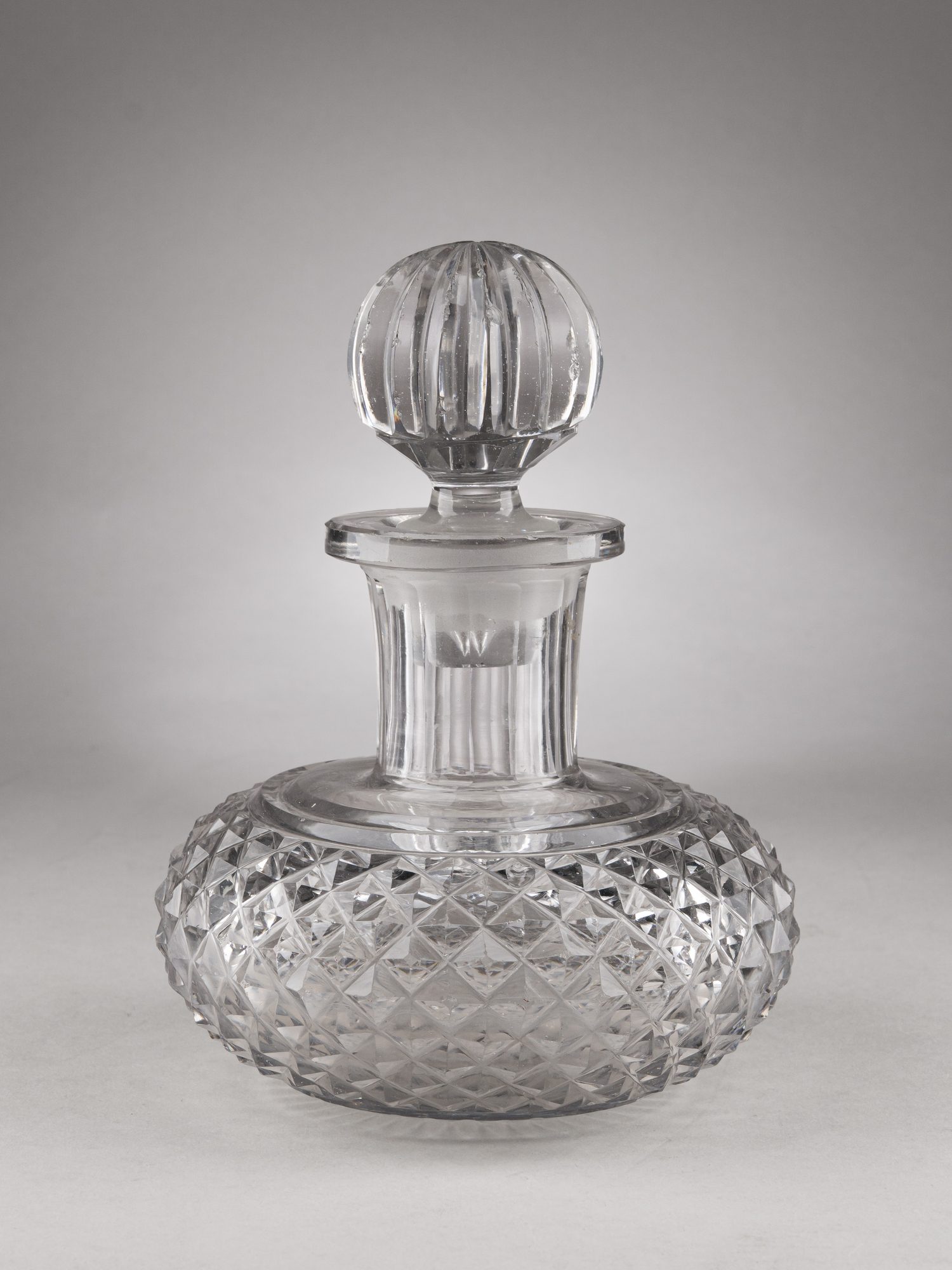 Графин с «алмазной гранью».
Россия, Императорский Стеклянный завод, по дизайнам А. Бармина, 1820-30-е годы.