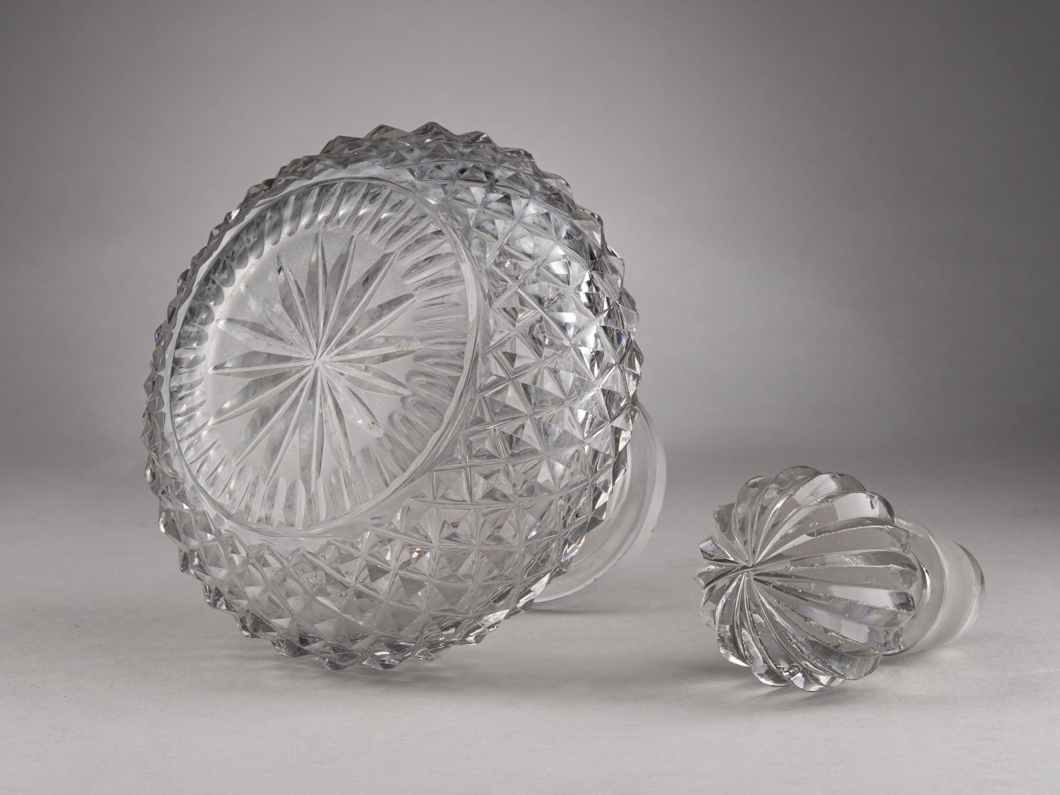 Графин с «алмазной гранью».
Россия, Императорский Стеклянный завод, по дизайнам А. Бармина, 1820-30-е годы.