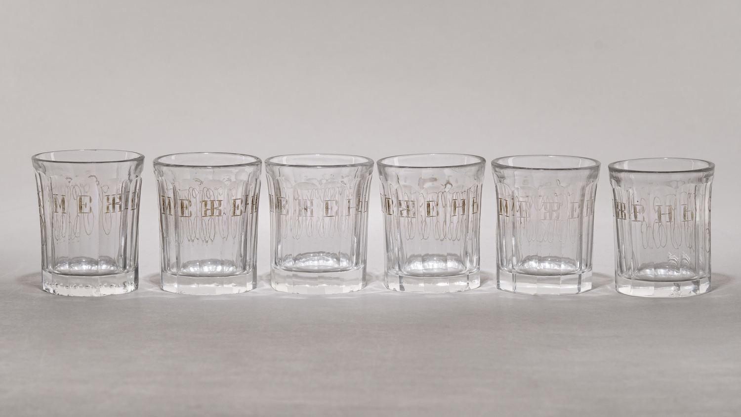 (Теплоход императорской семьи «Межень») Шесть водочных стопок с теплохода «Межень». 
Россия, 1900–1913 годы.