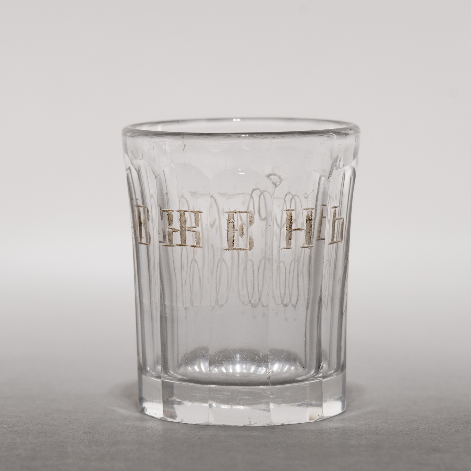 (Теплоход императорской семьи «Межень») Шесть водочных стопок с теплохода «Межень». 
Россия, 1900–1913 годы.