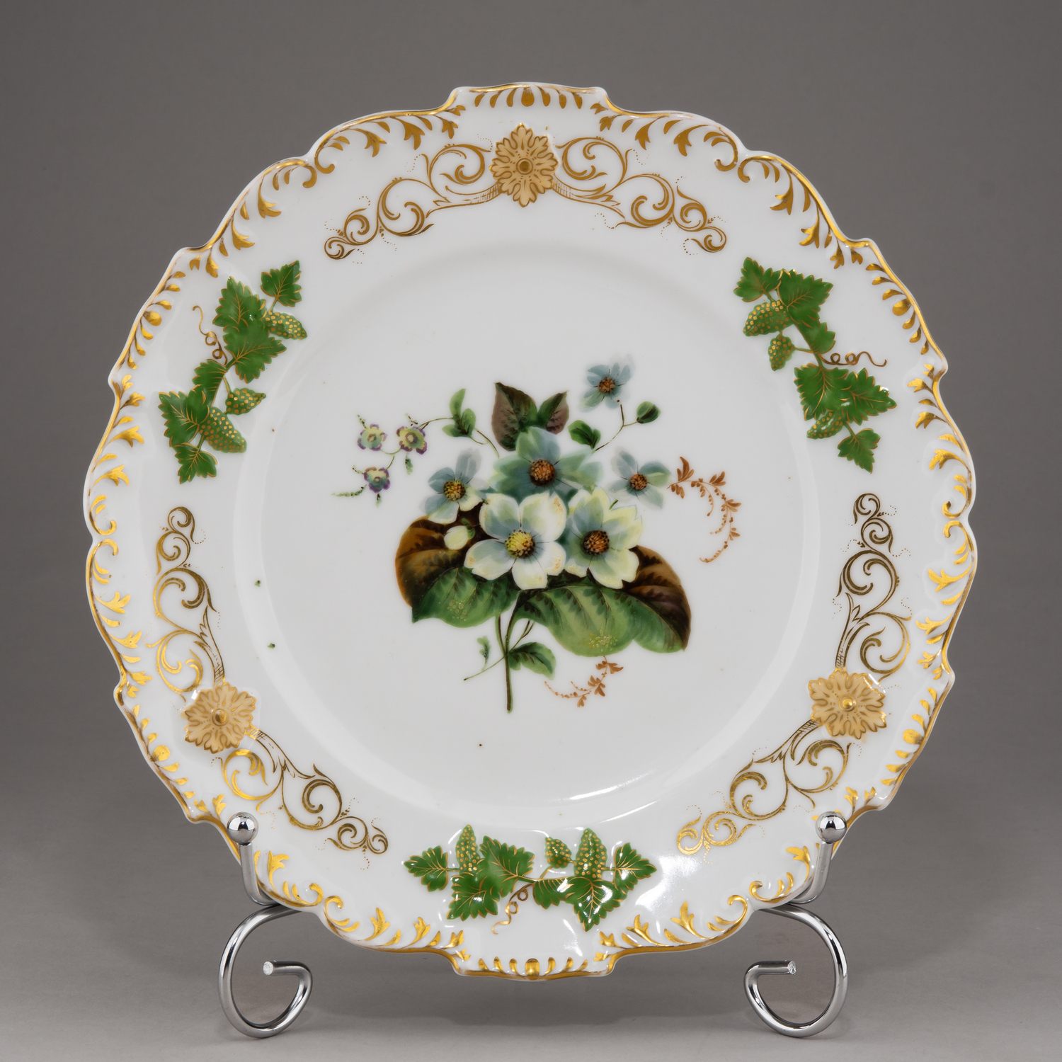 (Попов) Тарелка с рельефом и цветочной композицией. 
Россия, завод А.Г. Попова, 1810–1850-е годы.