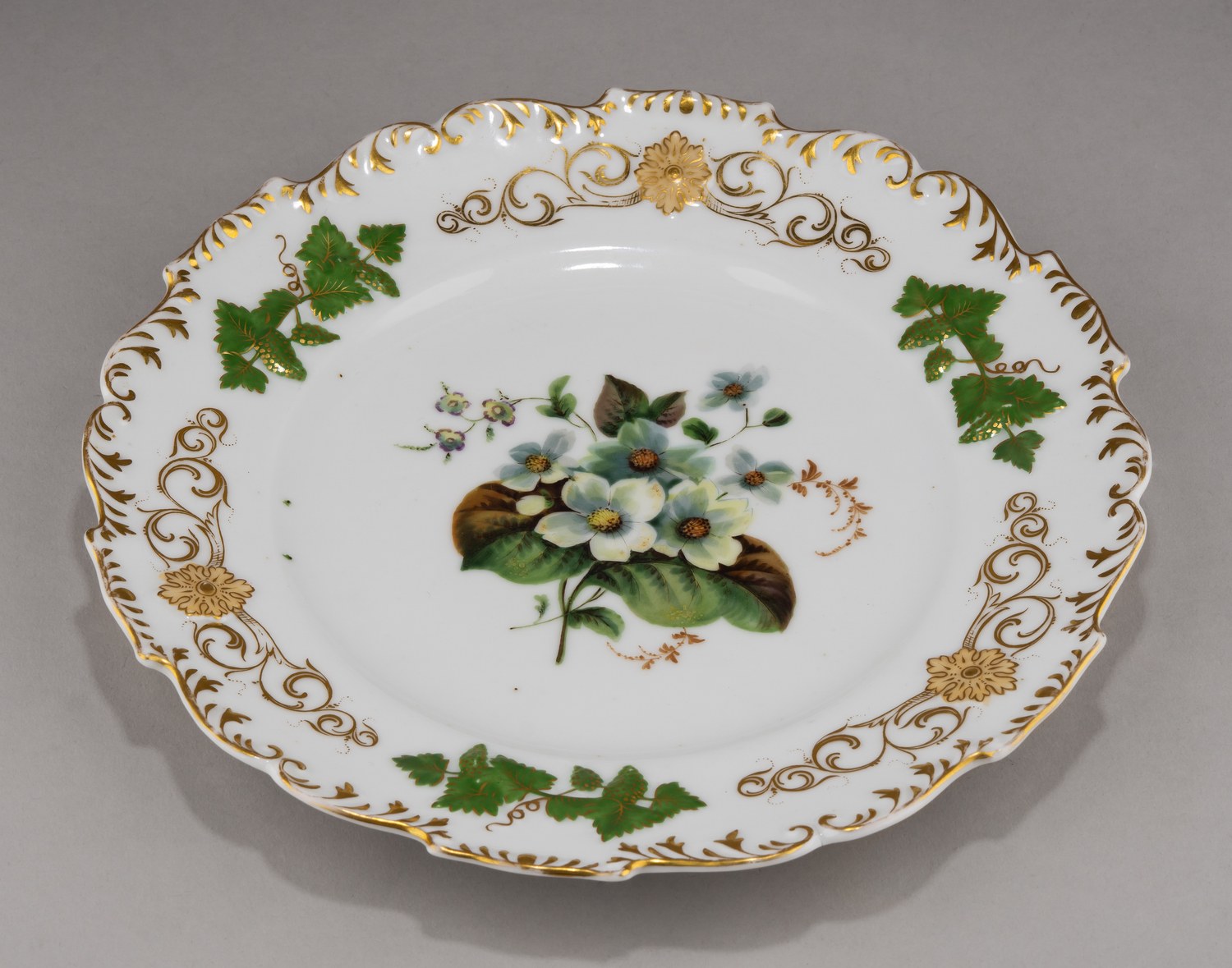 (Попов) Тарелка с рельефом и цветочной композицией. 
Россия, завод А.Г. Попова, 1810–1850-е годы.