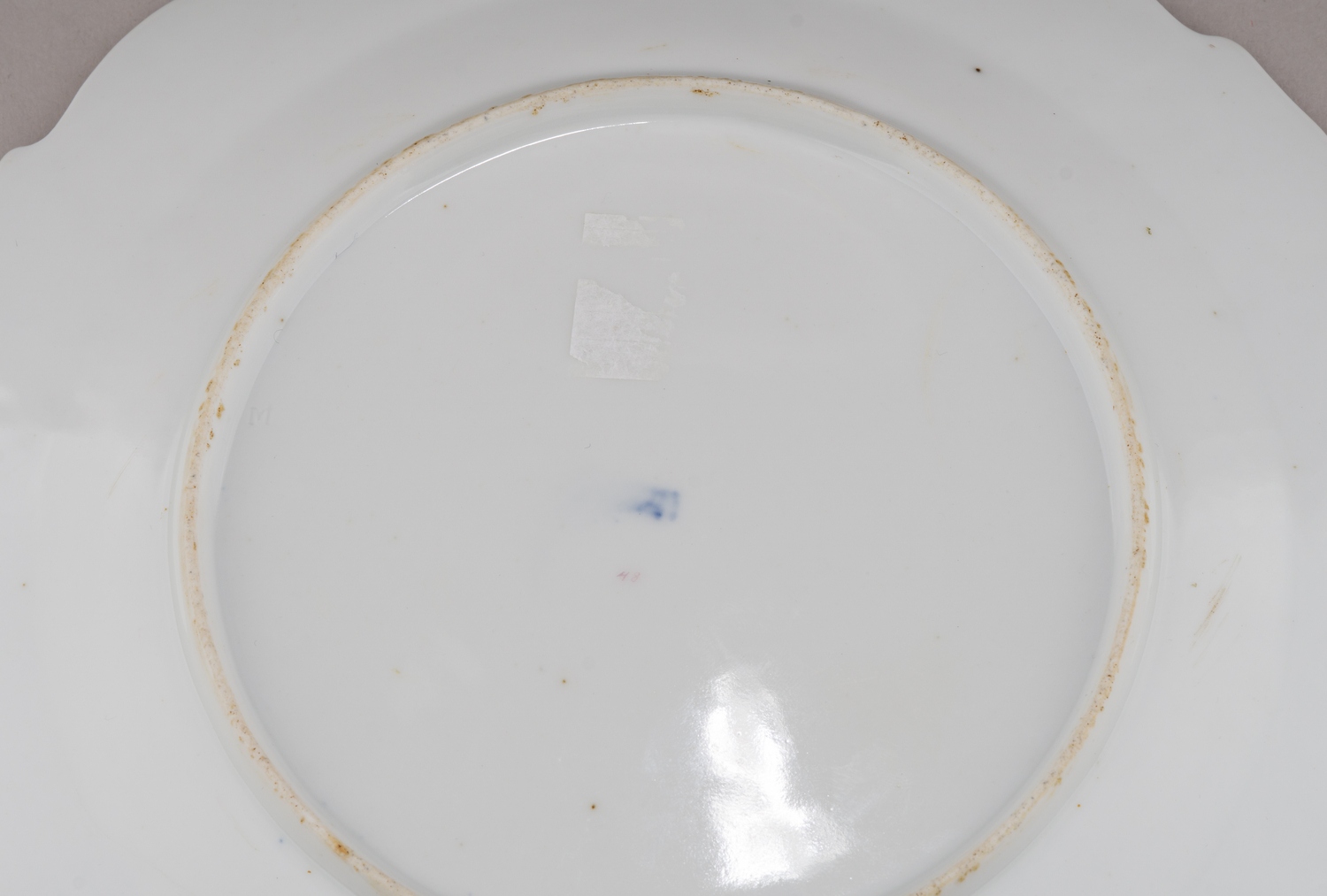 (Попов) Тарелка с рельефом и цветочной композицией. 
Россия, завод А.Г. Попова, 1810–1850-е годы.