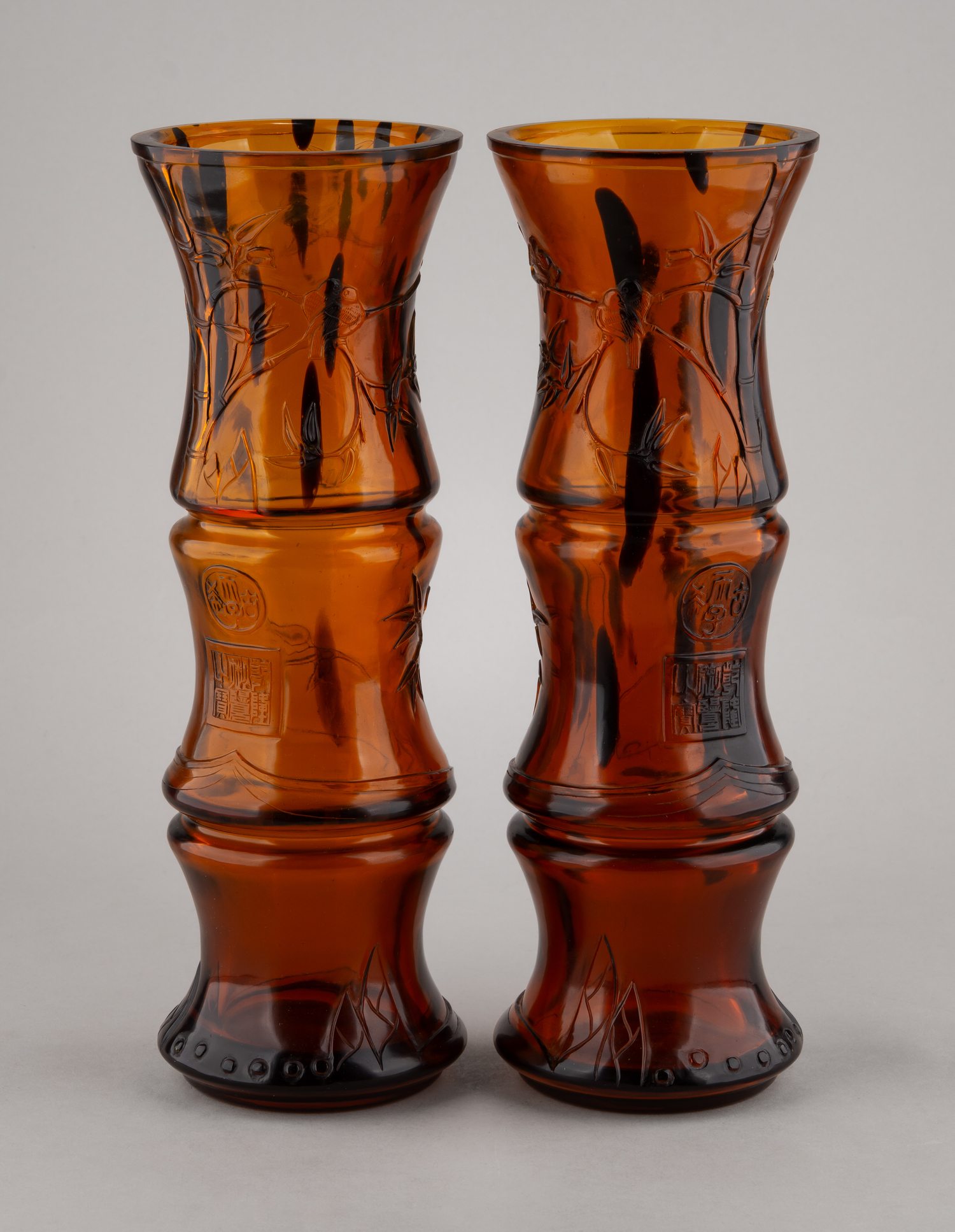 (С экспертизой. Музейное значение.) Парные вазы с изображением тростника. 
Китай, период Даогуан (1821-1851).