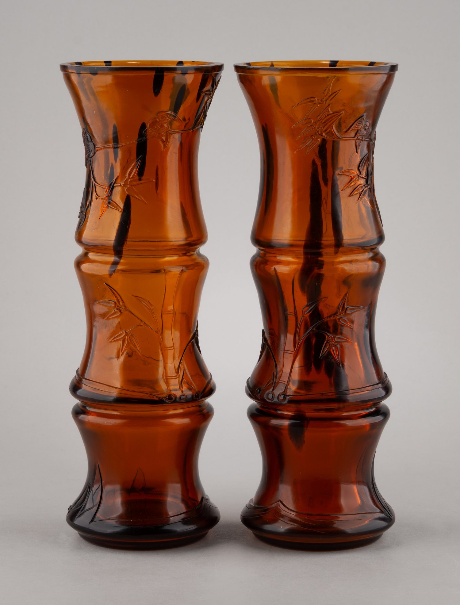 (С экспертизой. Музейное значение.) Парные вазы с изображением тростника. 
Китай, период Даогуан (1821-1851).