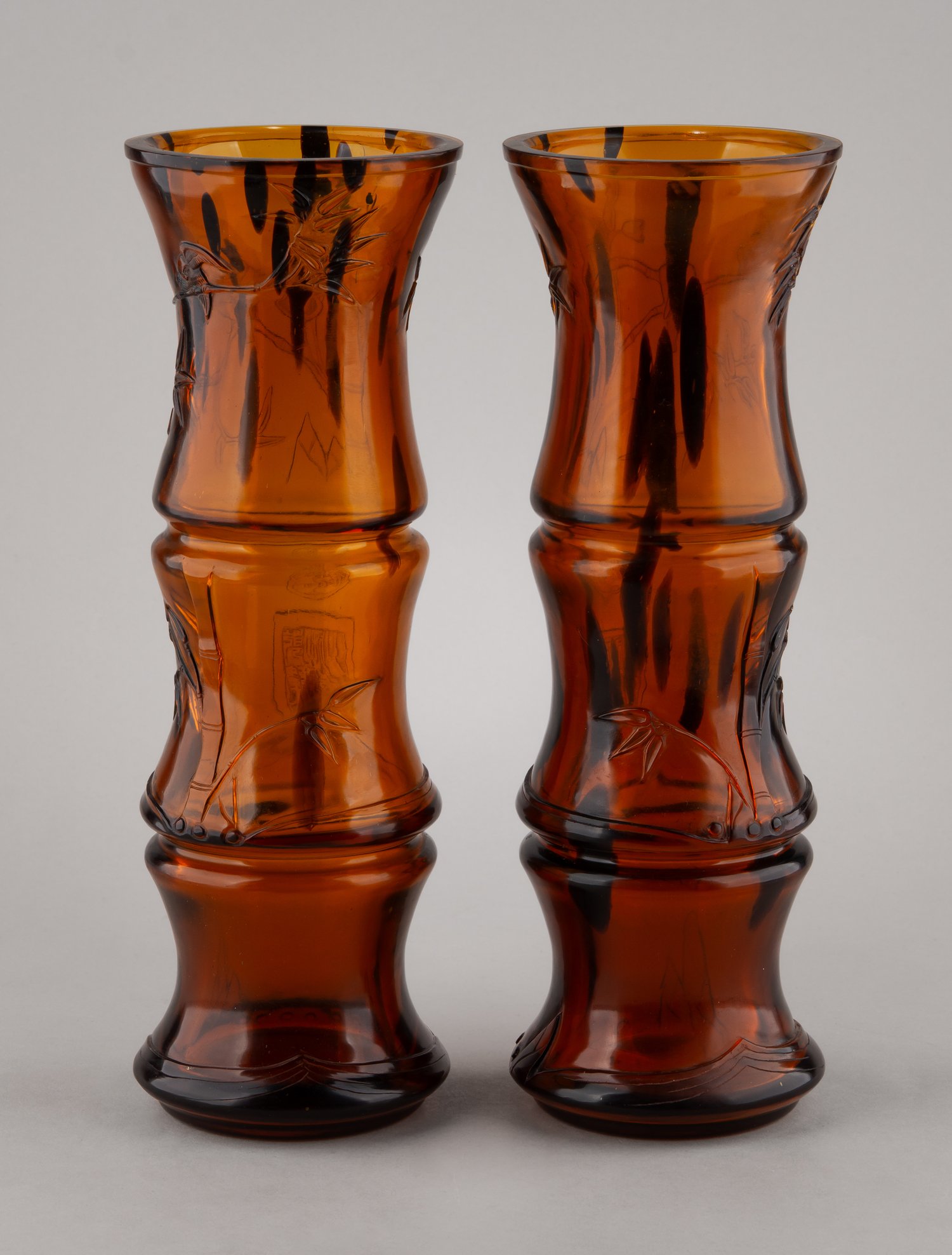 (С экспертизой. Музейное значение.) Парные вазы с изображением тростника. 
Китай, период Даогуан (1821-1851).