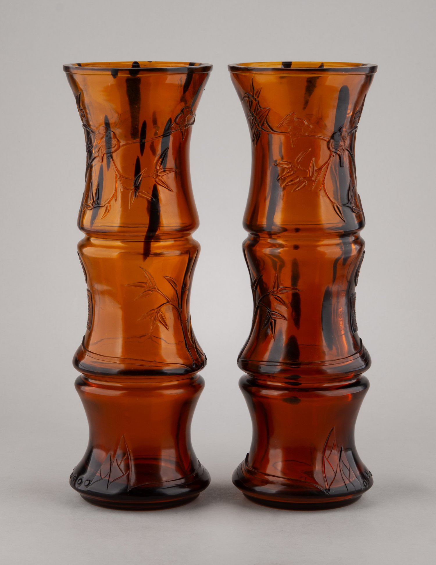 (С экспертизой. Музейное значение.) Парные вазы с изображением тростника. 
Китай, период Даогуан (1821-1851).