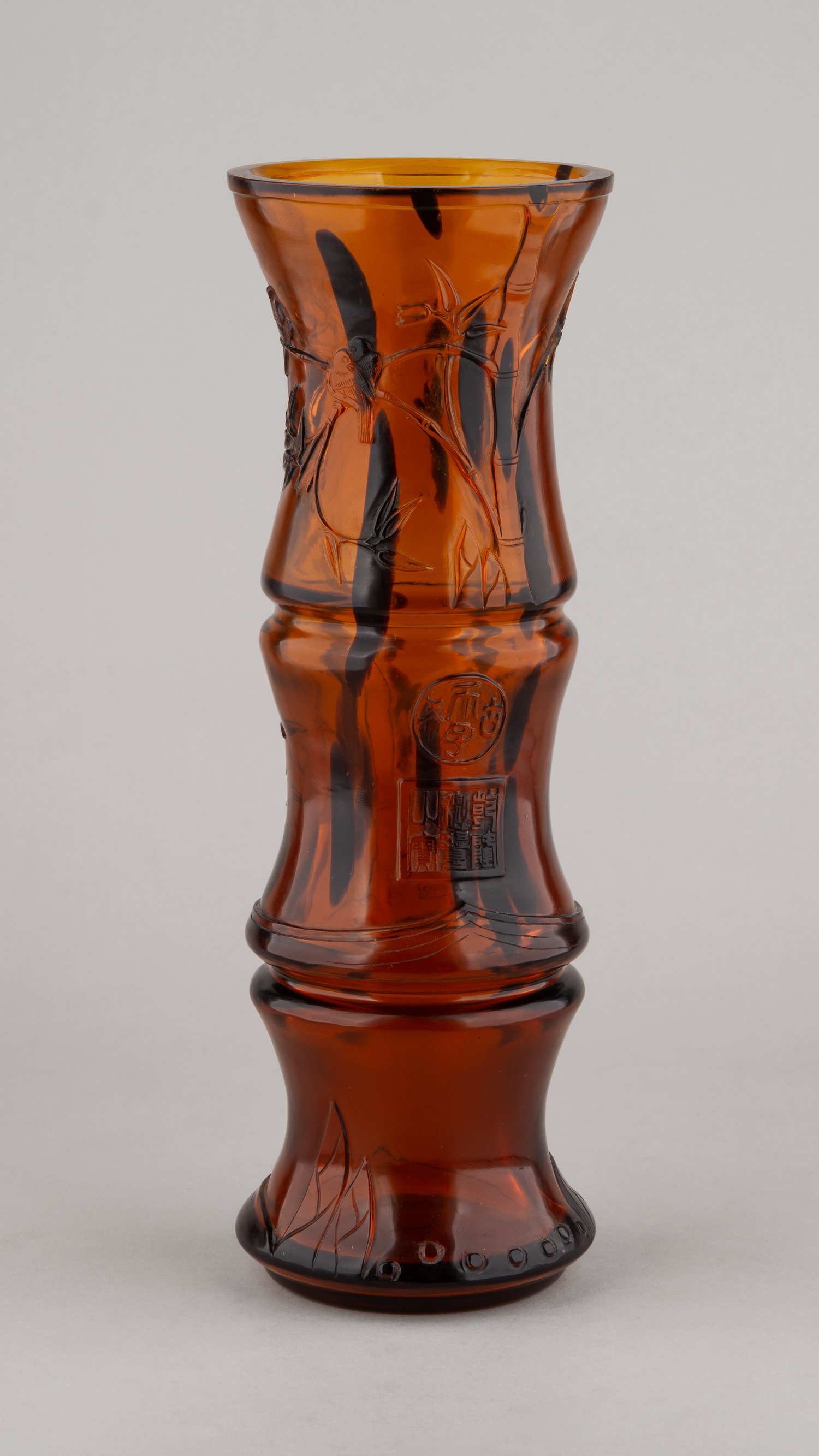 (С экспертизой. Музейное значение.) Парные вазы с изображением тростника. 
Китай, период Даогуан (1821-1851).