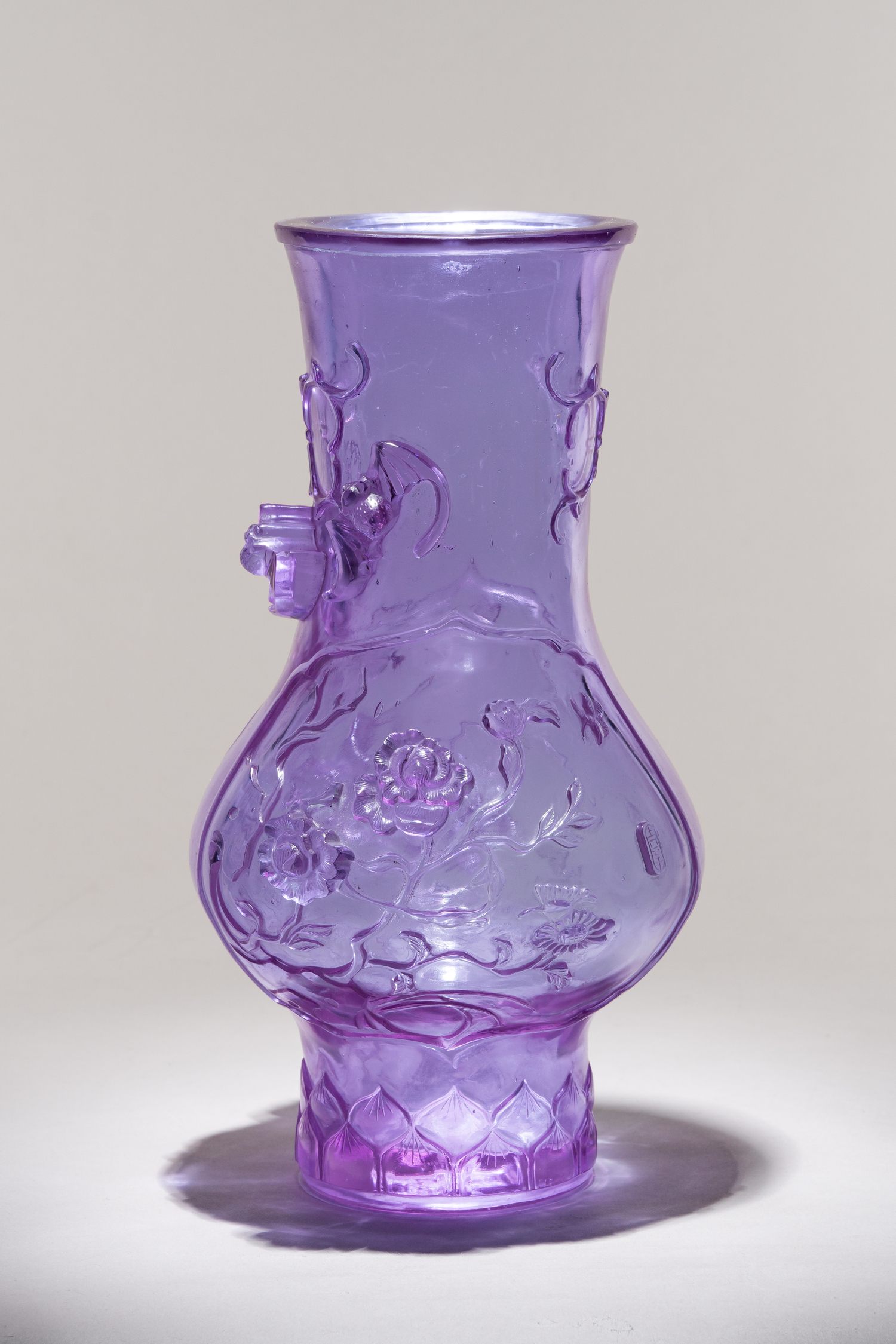 (С экспертизой. Музейное значение) Ваза с изображением пионов, лотосов и летучих мышей.  
Китай, конец XVIII века.