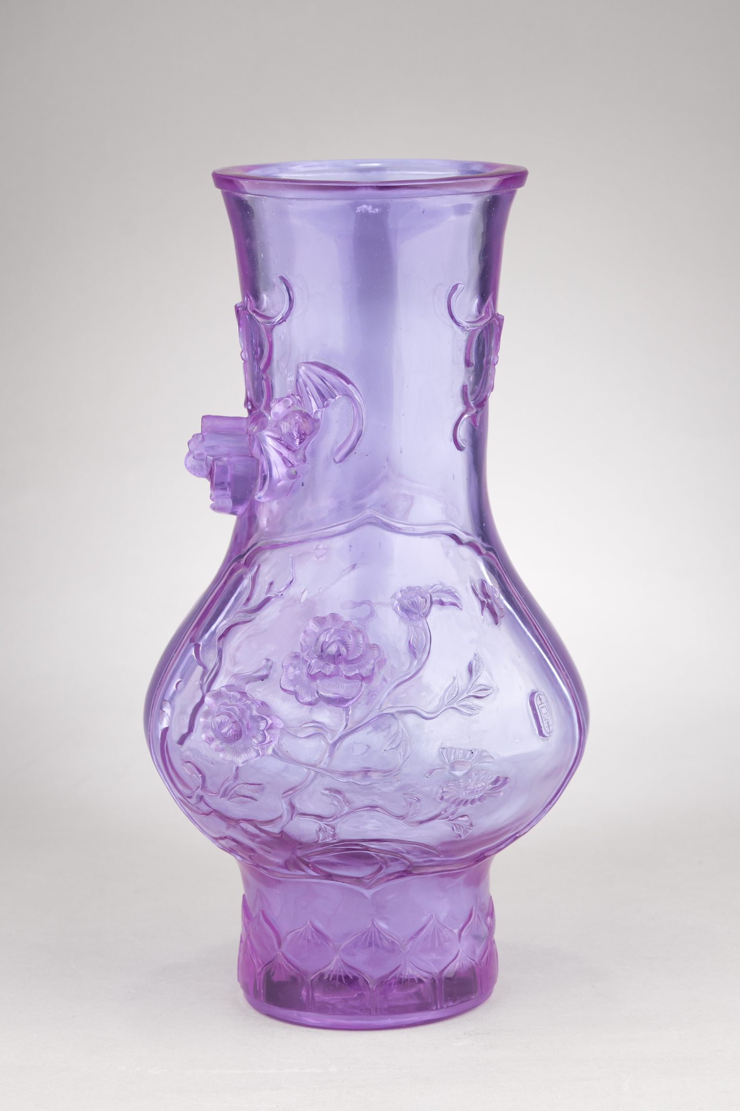 (С экспертизой. Музейное значение) Ваза с изображением пионов, лотосов и летучих мышей.  
Китай, конец XVIII века.