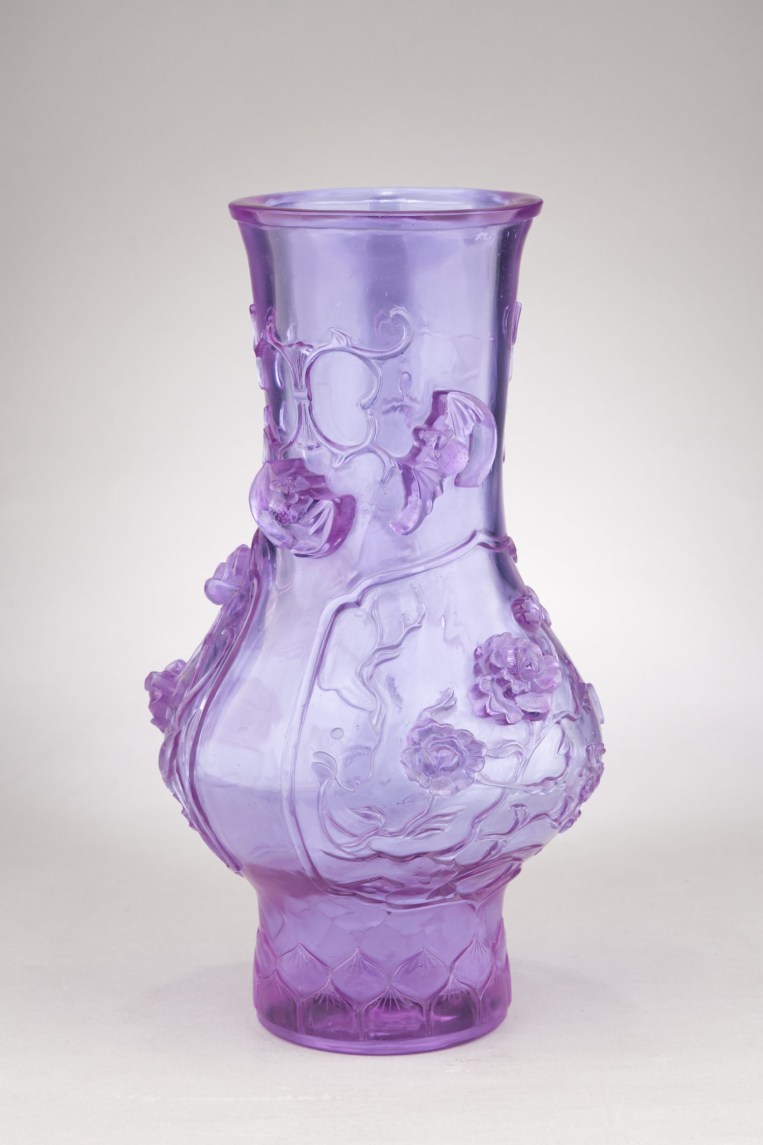 (С экспертизой. Музейное значение) Ваза с изображением пионов, лотосов и летучих мышей.  
Китай, конец XVIII века.