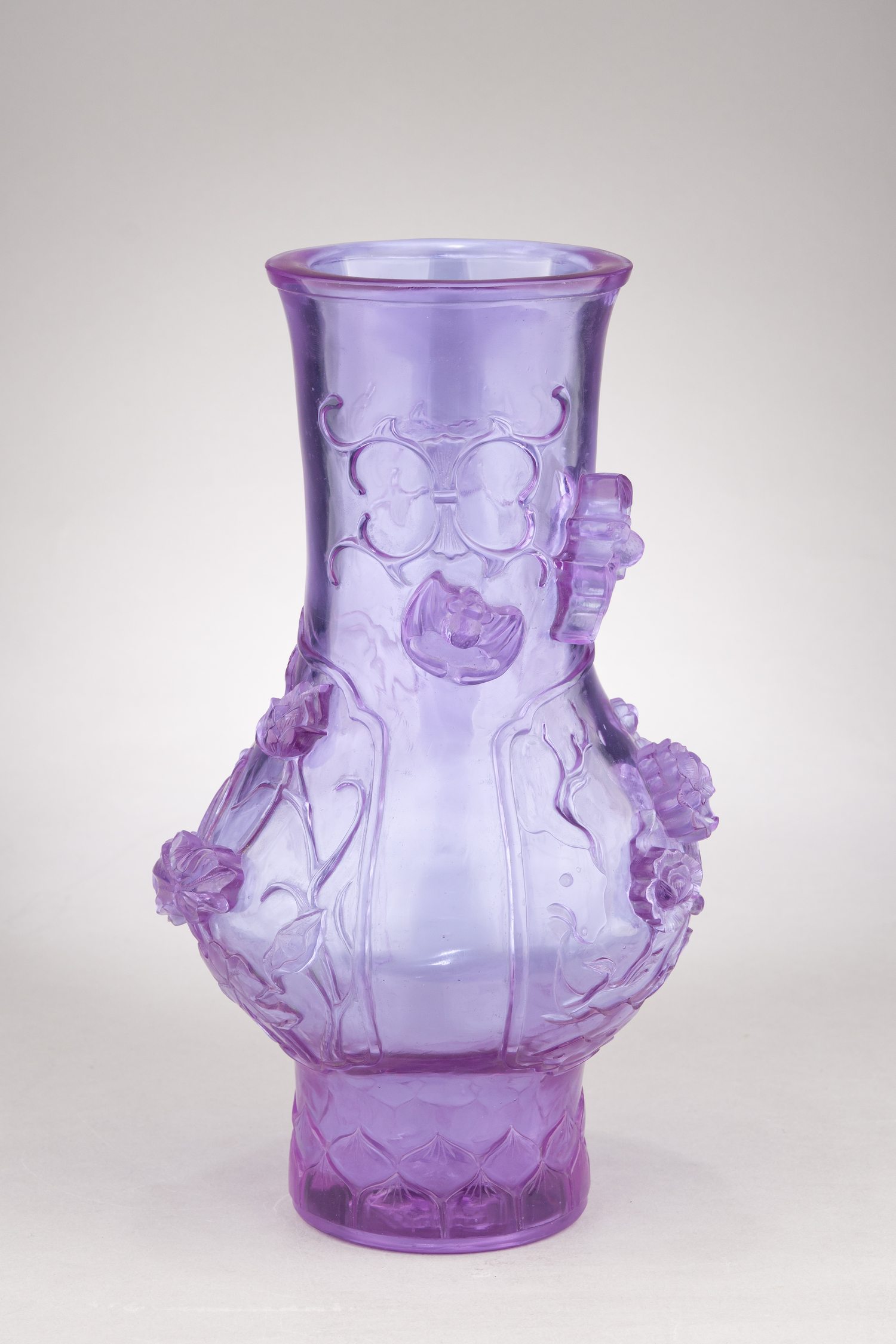 (С экспертизой. Музейное значение) Ваза с изображением пионов, лотосов и летучих мышей.  
Китай, конец XVIII века.