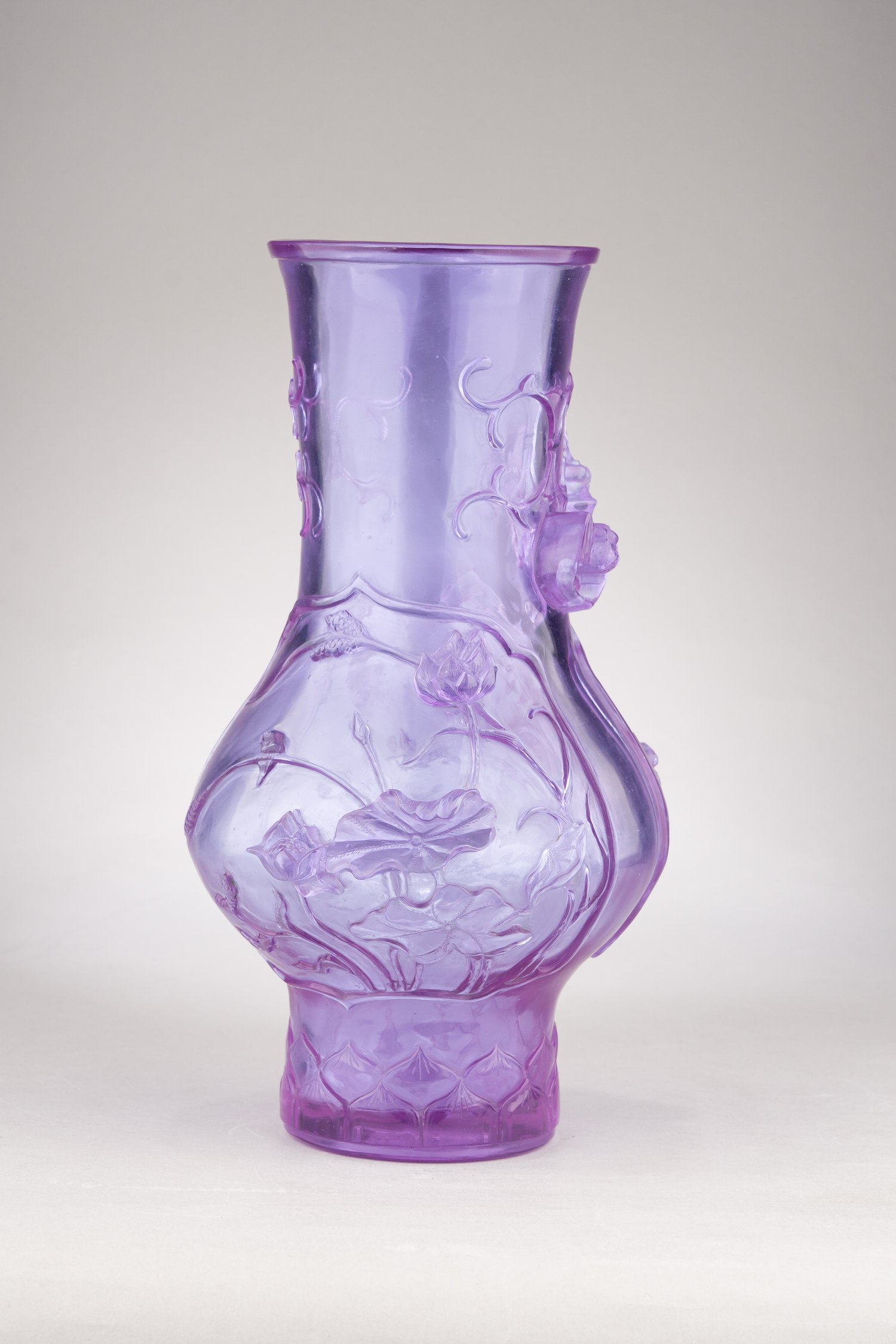 (С экспертизой. Музейное значение) Ваза с изображением пионов, лотосов и летучих мышей.  
Китай, конец XVIII века.