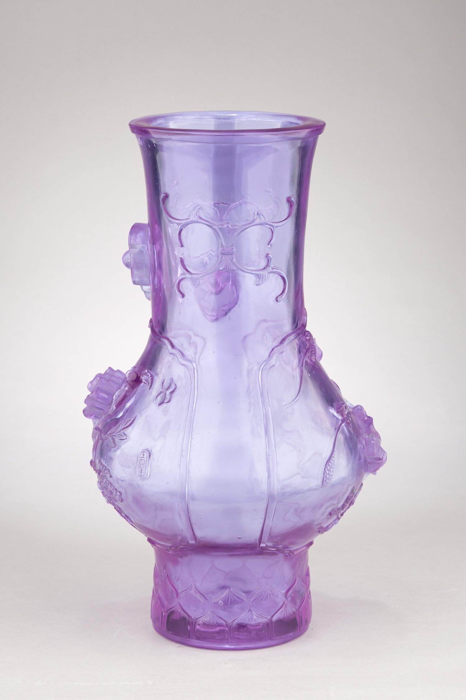 (С экспертизой. Музейное значение) Ваза с изображением пионов, лотосов и летучих мышей.  
Китай, конец XVIII века.