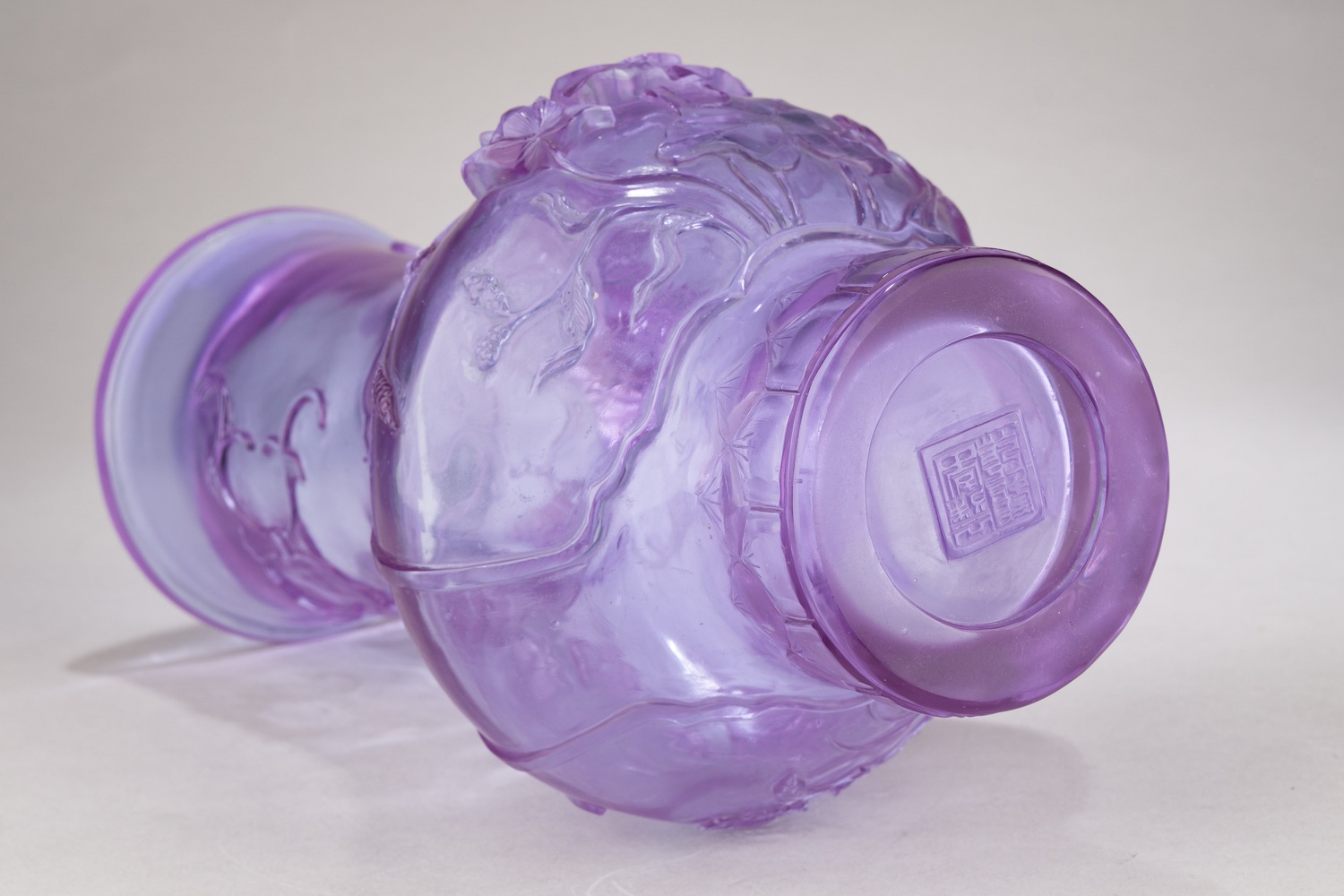 (С экспертизой. Музейное значение) Ваза с изображением пионов, лотосов и летучих мышей.  
Китай, конец XVIII века.