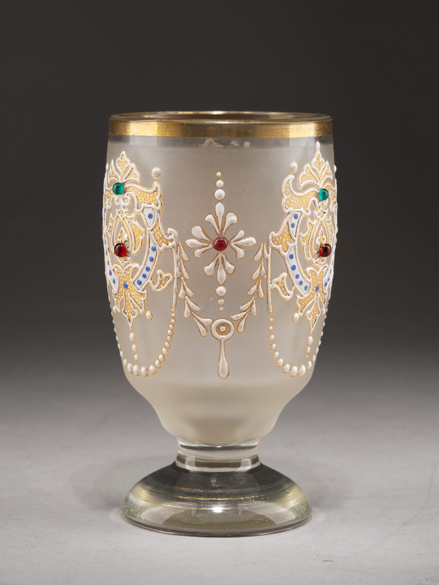 Бокал с росписью эмалями и декором из бусин цветного стекла.
Россия, Никольско-Бахметьевский завод, середина XIX века.