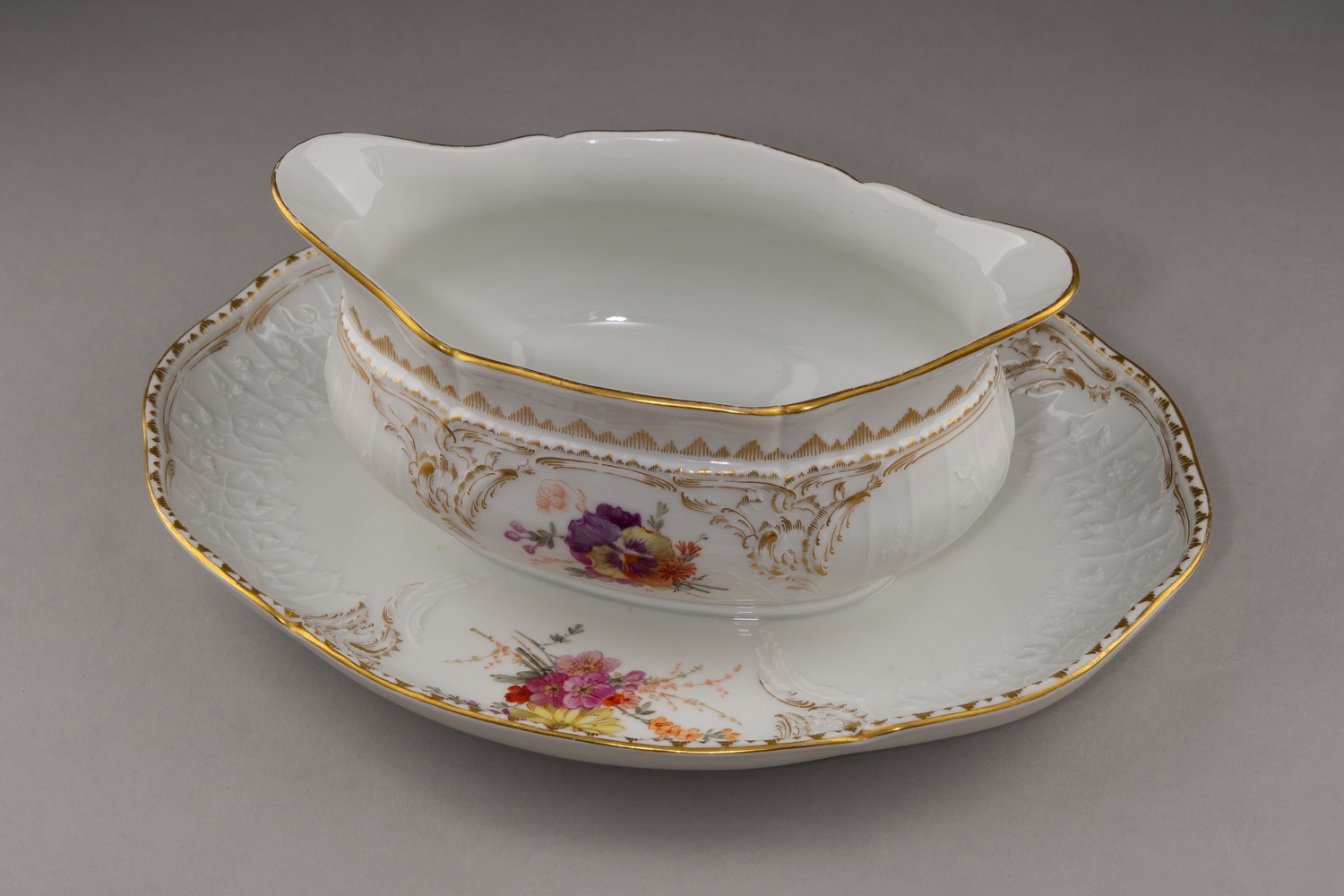 (Только в Эрмитаже. Свадебный сервиз Николая II) Соусник из сервиза, подаренного Вильгельмом II на свадьбу императора Николая II и Александры Федоровны. Германия, Королевская фарфоровая мануфактура в Берлине, автор модели Ф. Э. Мейер, 1894 г.