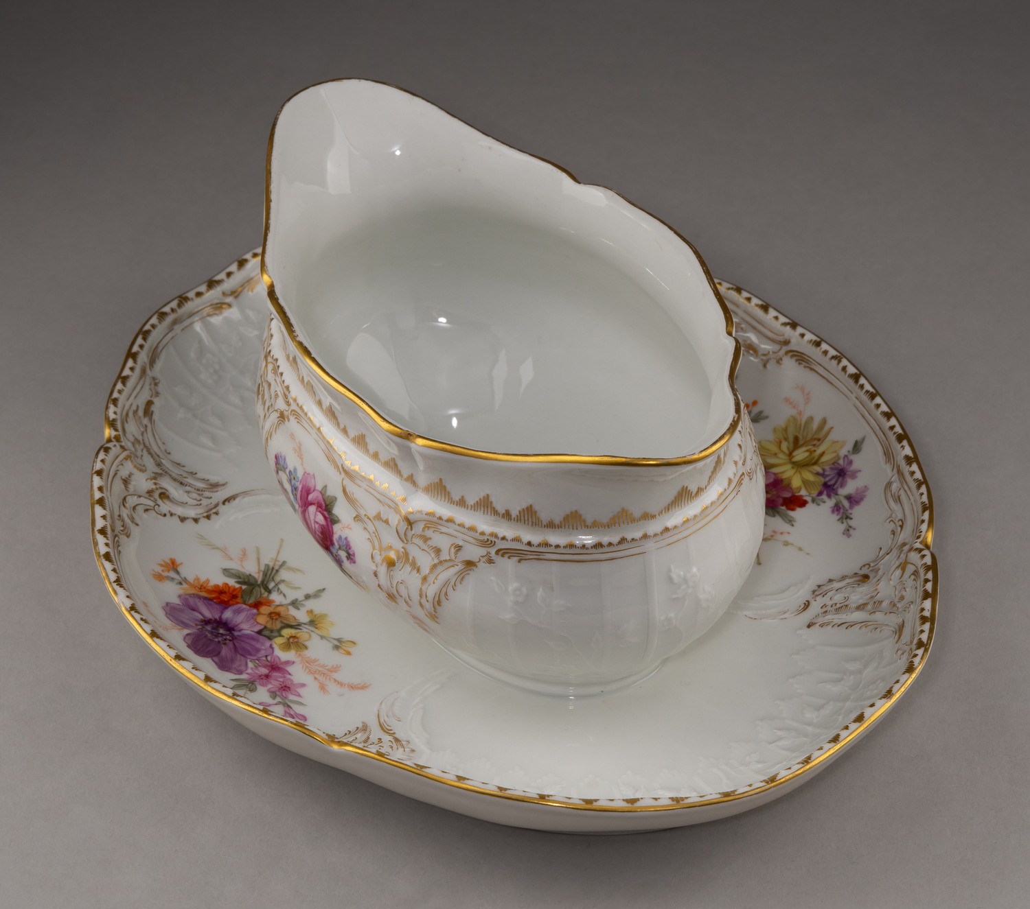 (Только в Эрмитаже. Свадебный сервиз Николая II) Соусник из сервиза, подаренного Вильгельмом II на свадьбу императора Николая II и Александры Федоровны. Германия, Королевская фарфоровая мануфактура в Берлине, автор модели Ф. Э. Мейер, 1894 г.