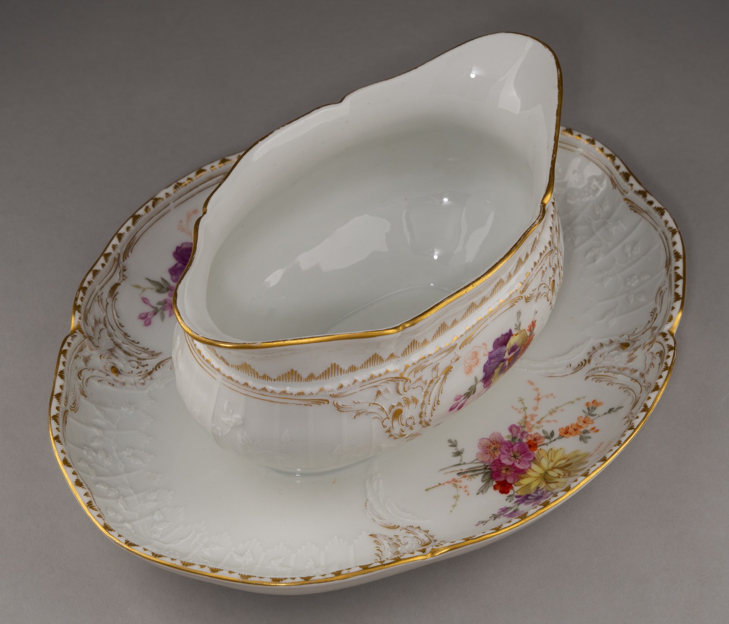(Только в Эрмитаже. Свадебный сервиз Николая II) Соусник из сервиза, подаренного Вильгельмом II на свадьбу императора Николая II и Александры Федоровны. Германия, Королевская фарфоровая мануфактура в Берлине, автор модели Ф. Э. Мейер, 1894 г.