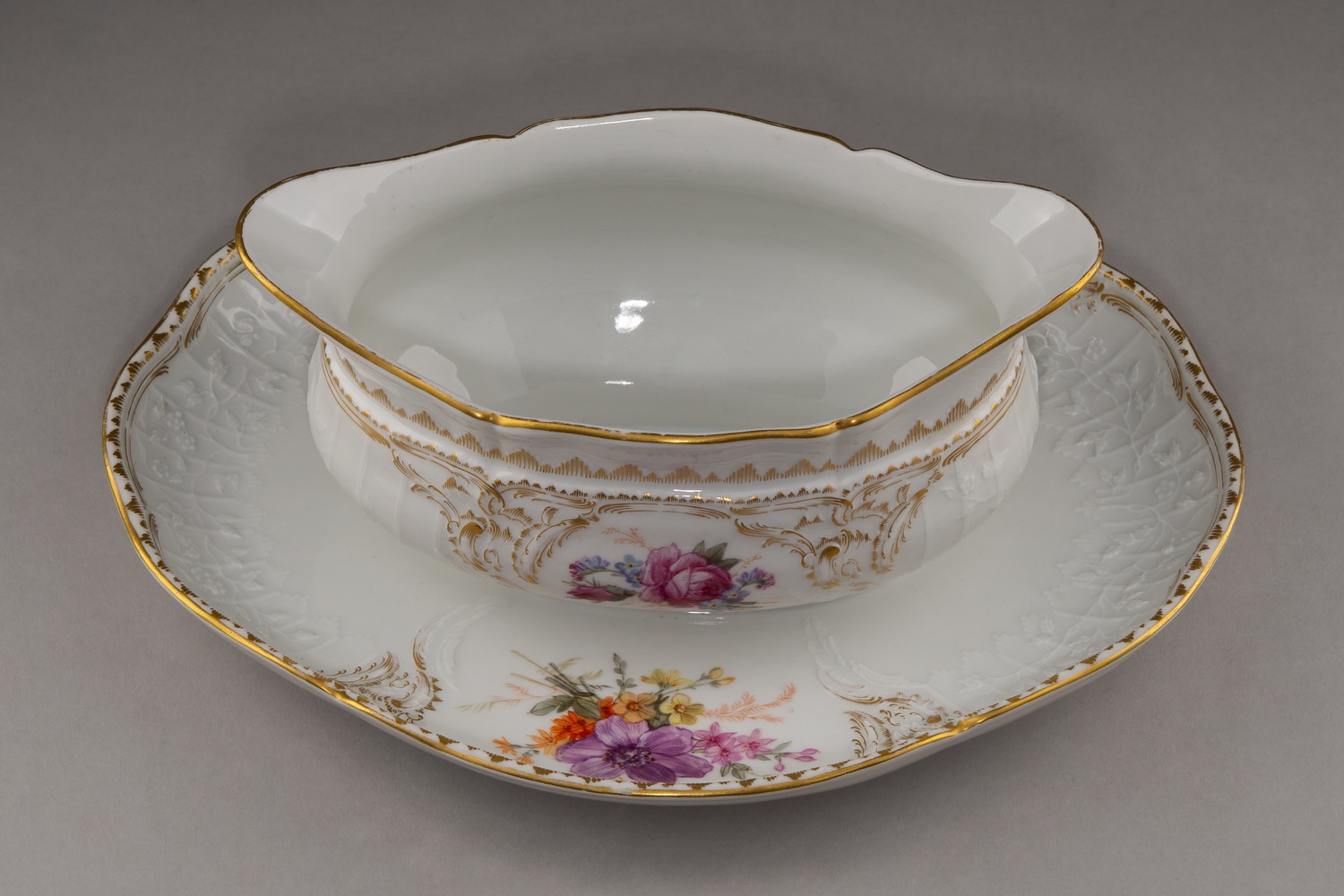 (Только в Эрмитаже. Свадебный сервиз Николая II) Соусник из сервиза, подаренного Вильгельмом II на свадьбу императора Николая II и Александры Федоровны. Германия, Королевская фарфоровая мануфактура в Берлине, автор модели Ф. Э. Мейер, 1894 г.