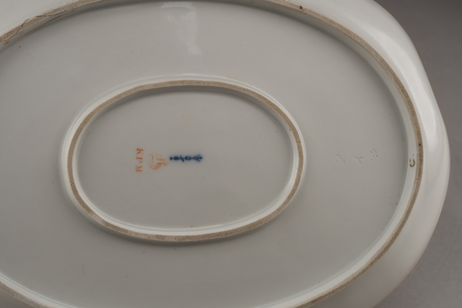 (Только в Эрмитаже. Свадебный сервиз Николая II) Соусник из сервиза, подаренного Вильгельмом II на свадьбу императора Николая II и Александры Федоровны. Германия, Королевская фарфоровая мануфактура в Берлине, автор модели Ф. Э. Мейер, 1894 г.