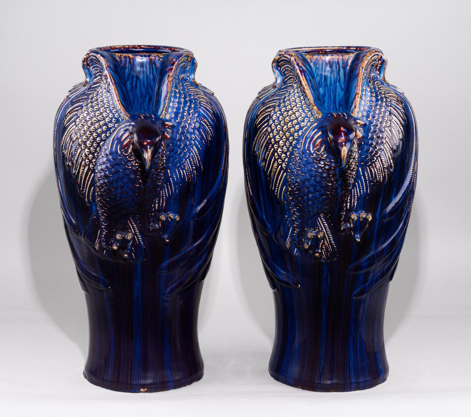 (ИСУ.61 см. С экспертизой) Парные вазы в стиле модерн  с изображением птиц. 
Россия, Императорское Строгановское училище, керамист, художник Георгий Васильевич Монахов, начало XX века.