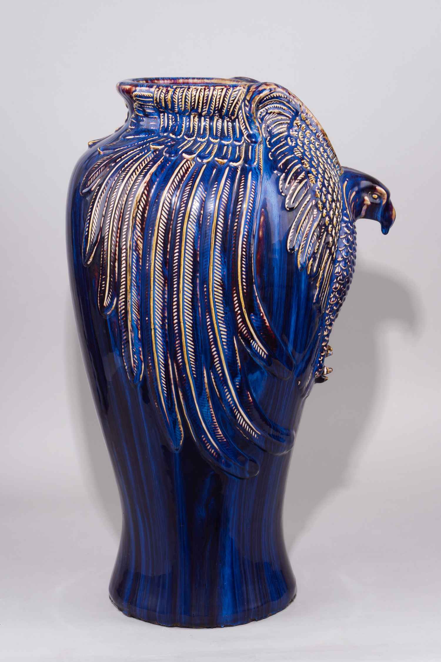 (ИСУ.61 см. С экспертизой) Парные вазы в стиле модерн  с изображением птиц. 
Россия, Императорское Строгановское училище, керамист, художник Георгий Васильевич Монахов, начало XX века.