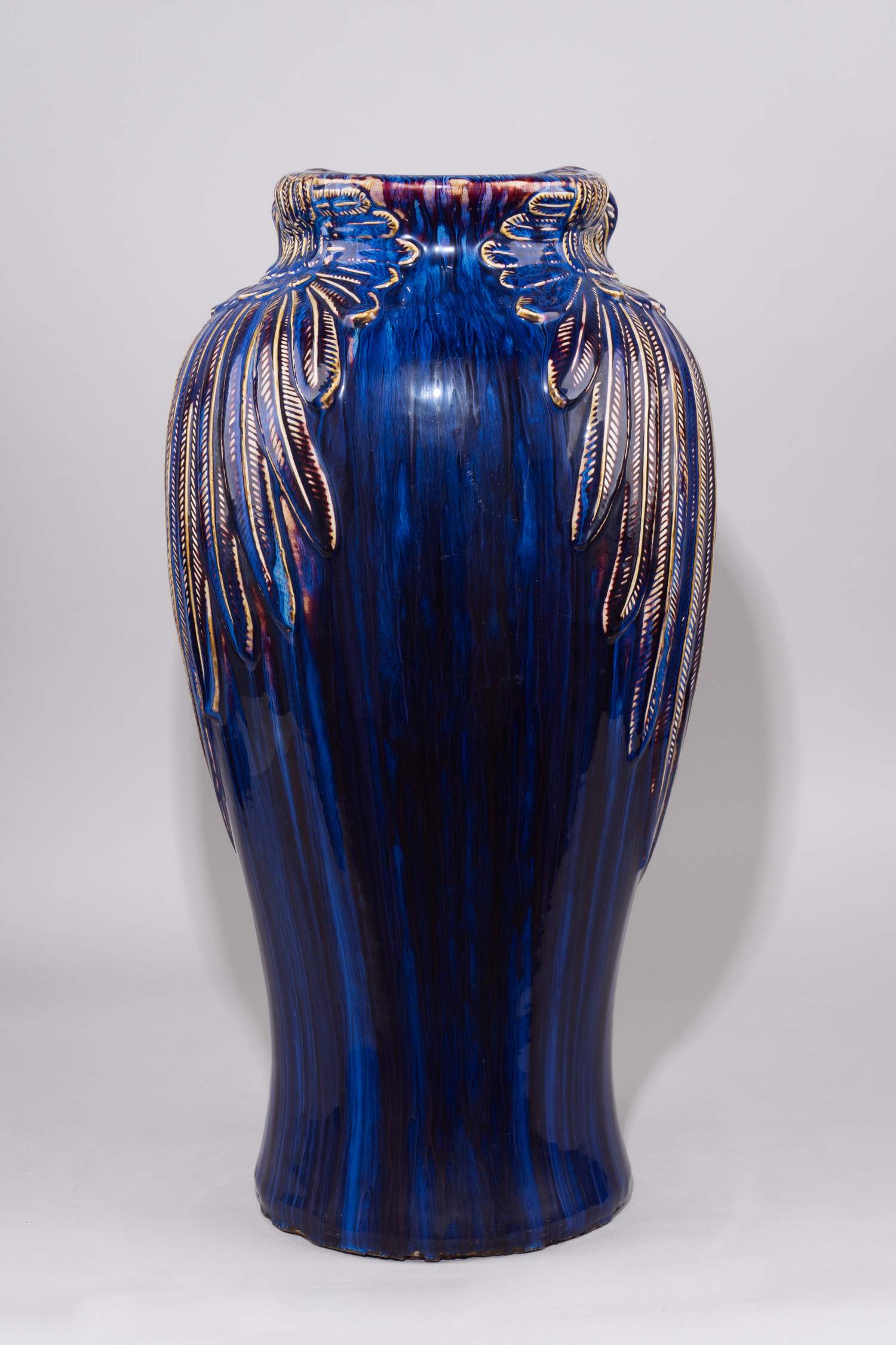 (ИСУ.61 см. С экспертизой) Парные вазы в стиле модерн  с изображением птиц. 
Россия, Императорское Строгановское училище, керамист, художник Георгий Васильевич Монахов, начало XX века.