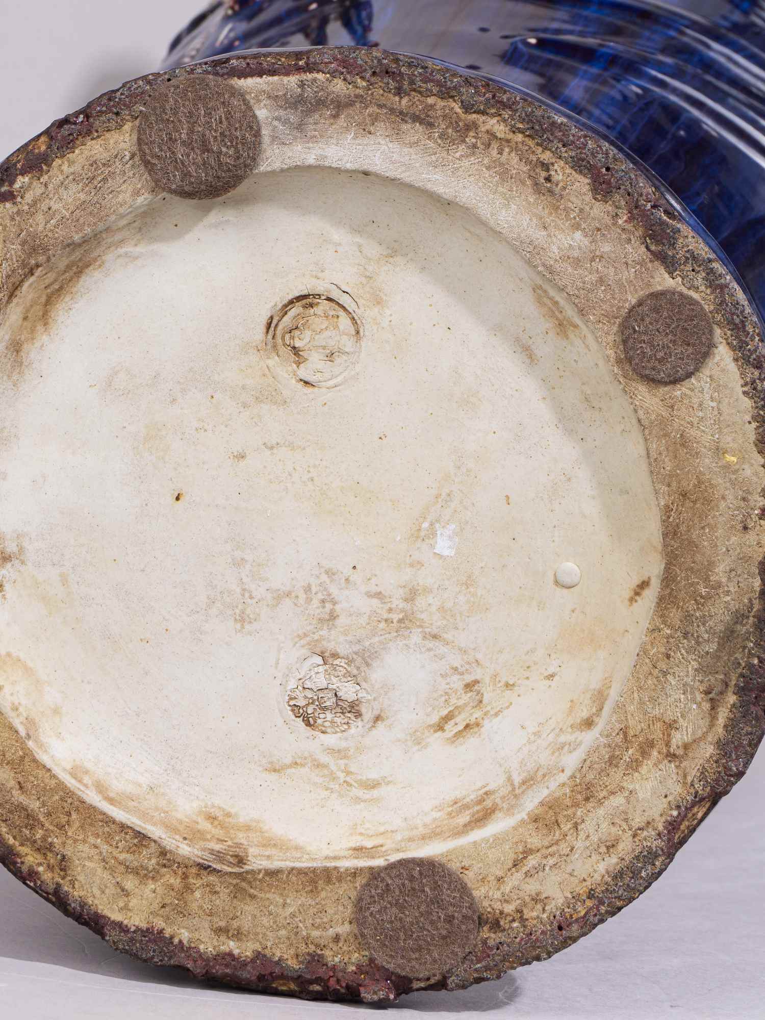 (ИСУ.61 см. С экспертизой) Парные вазы в стиле модерн  с изображением птиц. 
Россия, Императорское Строгановское училище, керамист, художник Георгий Васильевич Монахов, начало XX века.