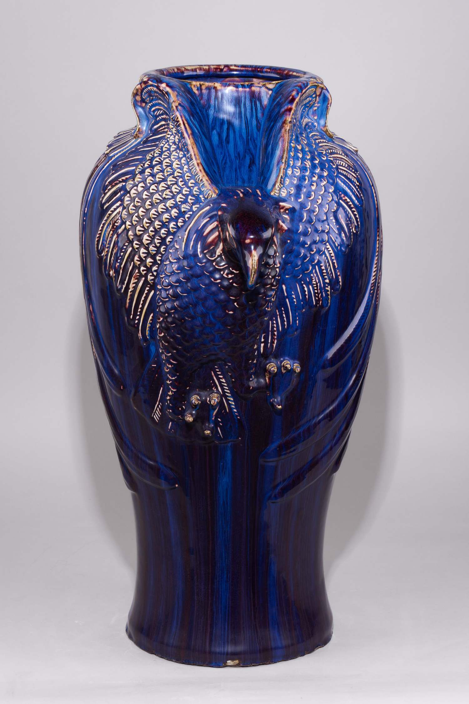 (ИСУ.61 см. С экспертизой) Парные вазы в стиле модерн  с изображением птиц. 
Россия, Императорское Строгановское училище, керамист, художник Георгий Васильевич Монахов, начало XX века.