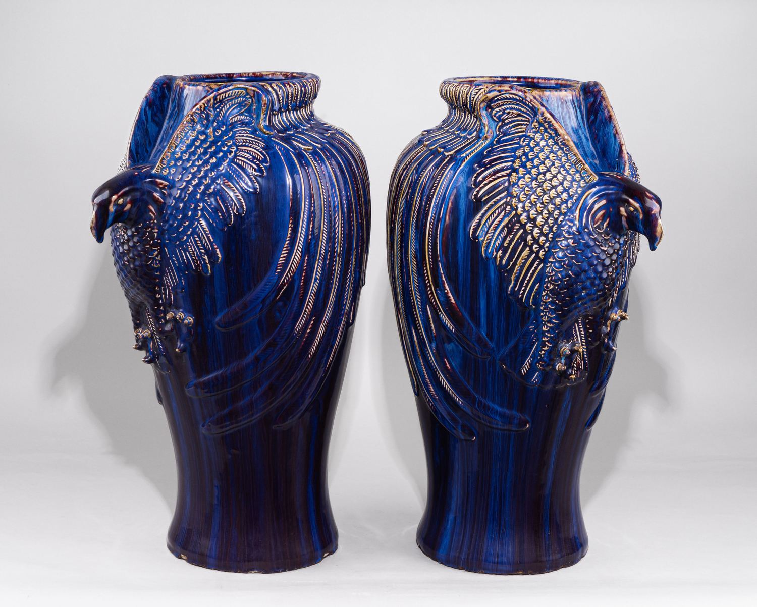 (ИСУ.61 см. С экспертизой) Парные вазы в стиле модерн  с изображением птиц. 
Россия, Императорское Строгановское училище, керамист, художник Георгий Васильевич Монахов, начало XX века.