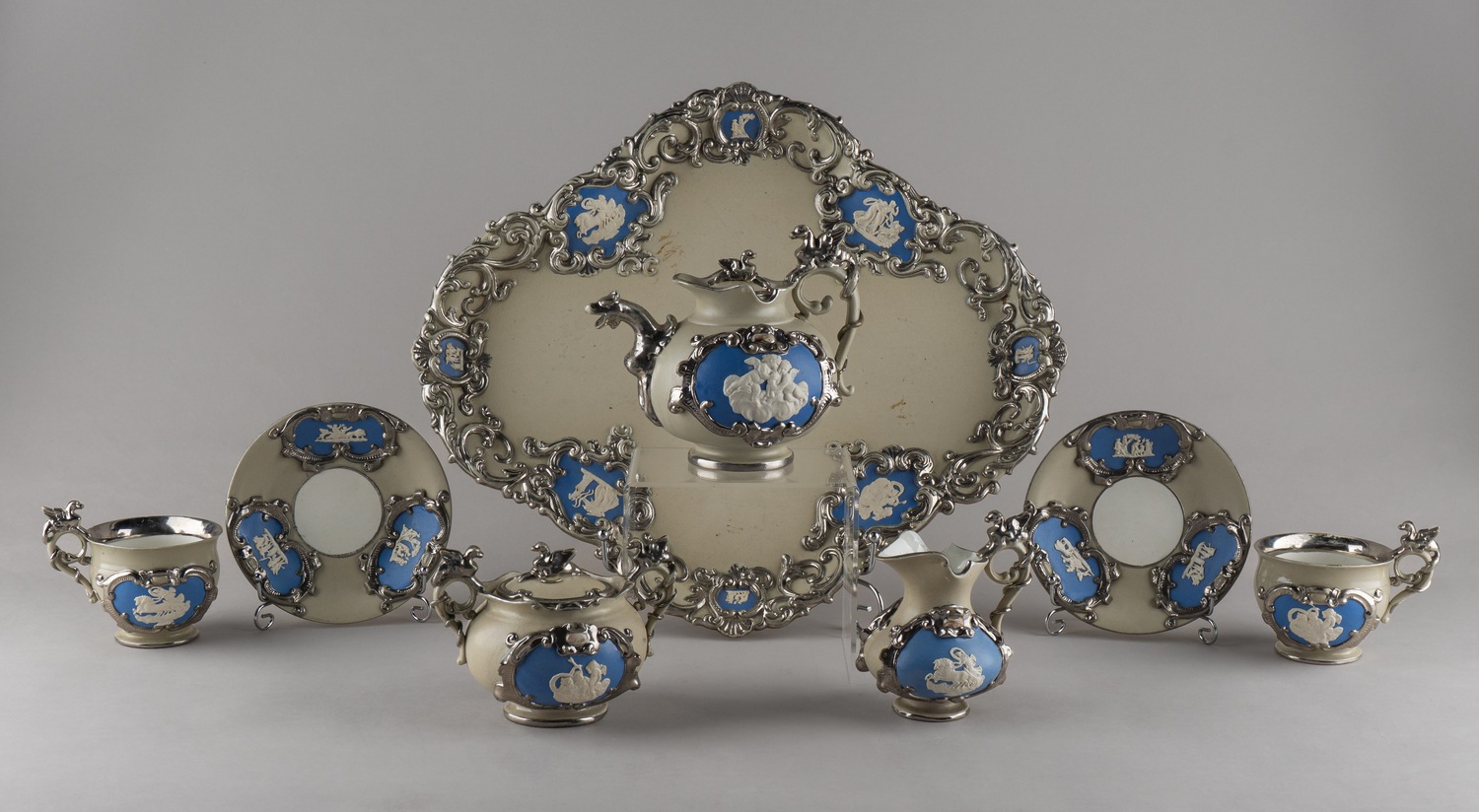 (Villeroy & Boch) Сервиз тет-а-тет на подносе. Германия, Метлах, мануфактура «Villeroy & Boch», 1852-1873 годы.