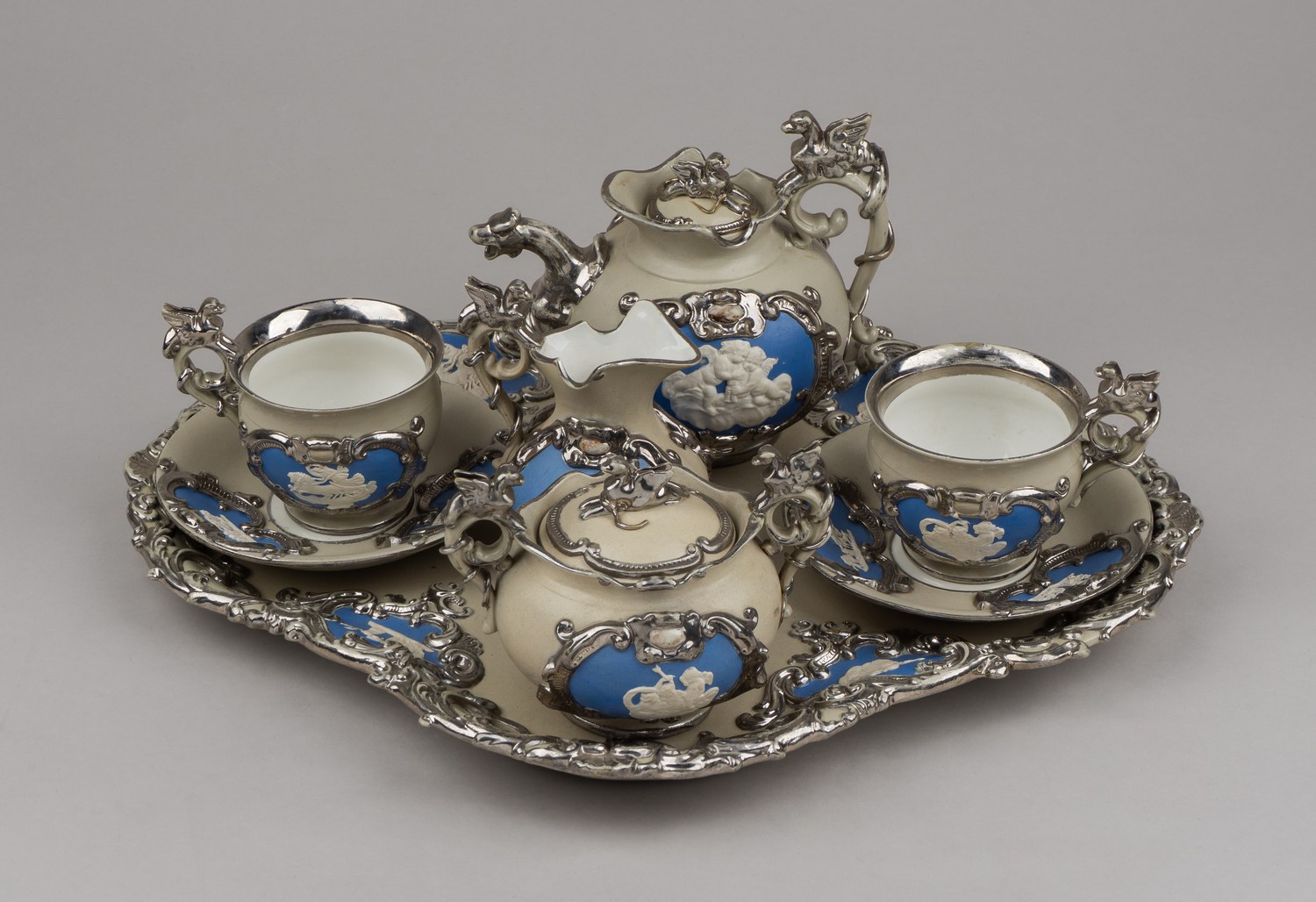 (Villeroy & Boch) Сервиз тет-а-тет на подносе. Германия, Метлах, мануфактура «Villeroy & Boch», 1852-1873 годы.