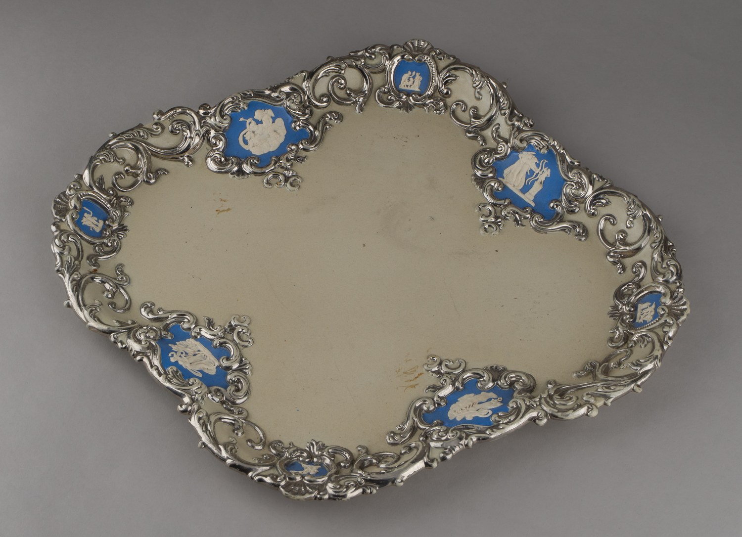 (Villeroy & Boch) Сервиз тет-а-тет на подносе. Германия, Метлах, мануфактура «Villeroy & Boch», 1852-1873 годы.