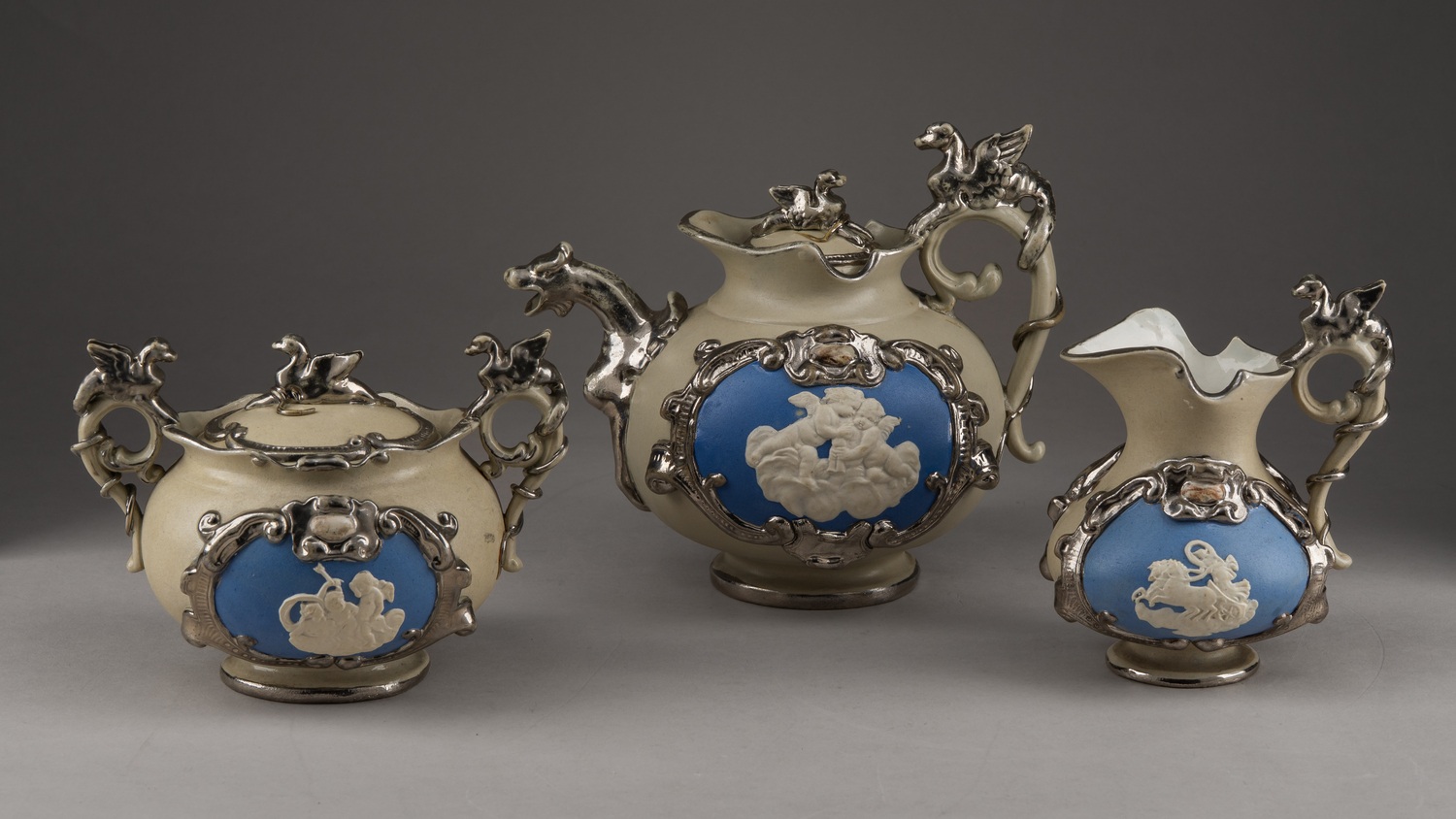 (Villeroy & Boch) Сервиз тет-а-тет на подносе. Германия, Метлах, мануфактура «Villeroy & Boch», 1852-1873 годы.