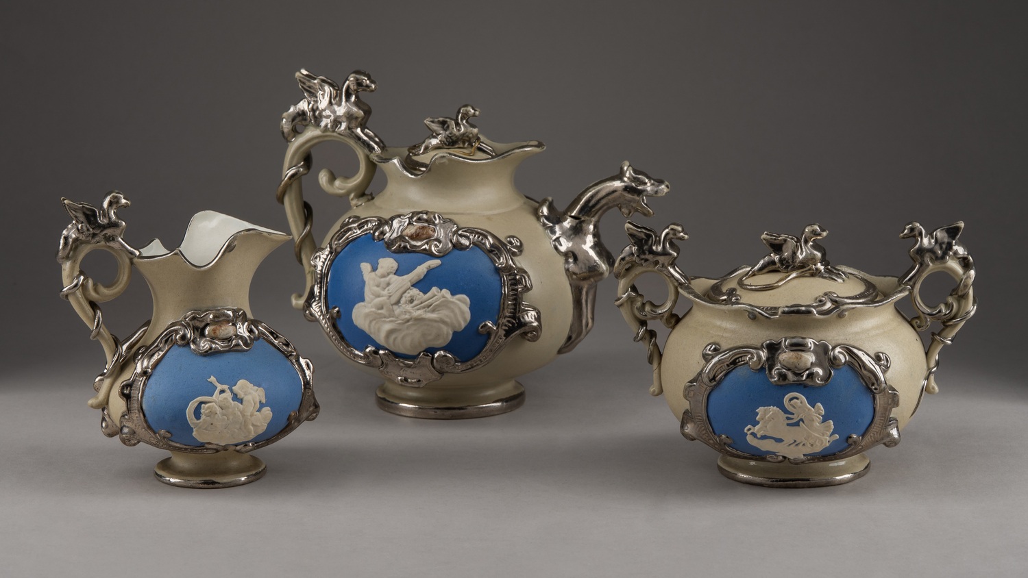 (Villeroy & Boch) Сервиз тет-а-тет на подносе. Германия, Метлах, мануфактура «Villeroy & Boch», 1852-1873 годы.