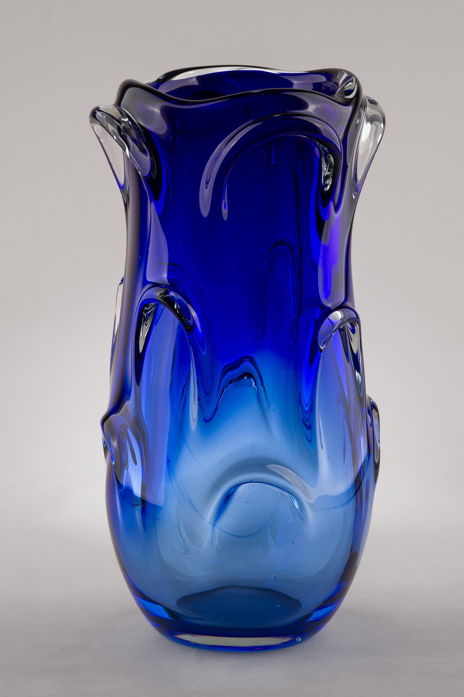Ваза синего стекла в гутной технике. СССР, 1960-е–1970-е годы.