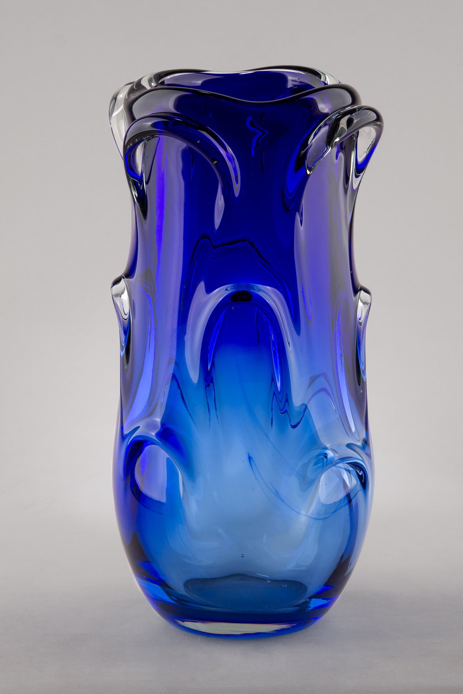 Ваза синего стекла в гутной технике. СССР, 1960-е–1970-е годы.