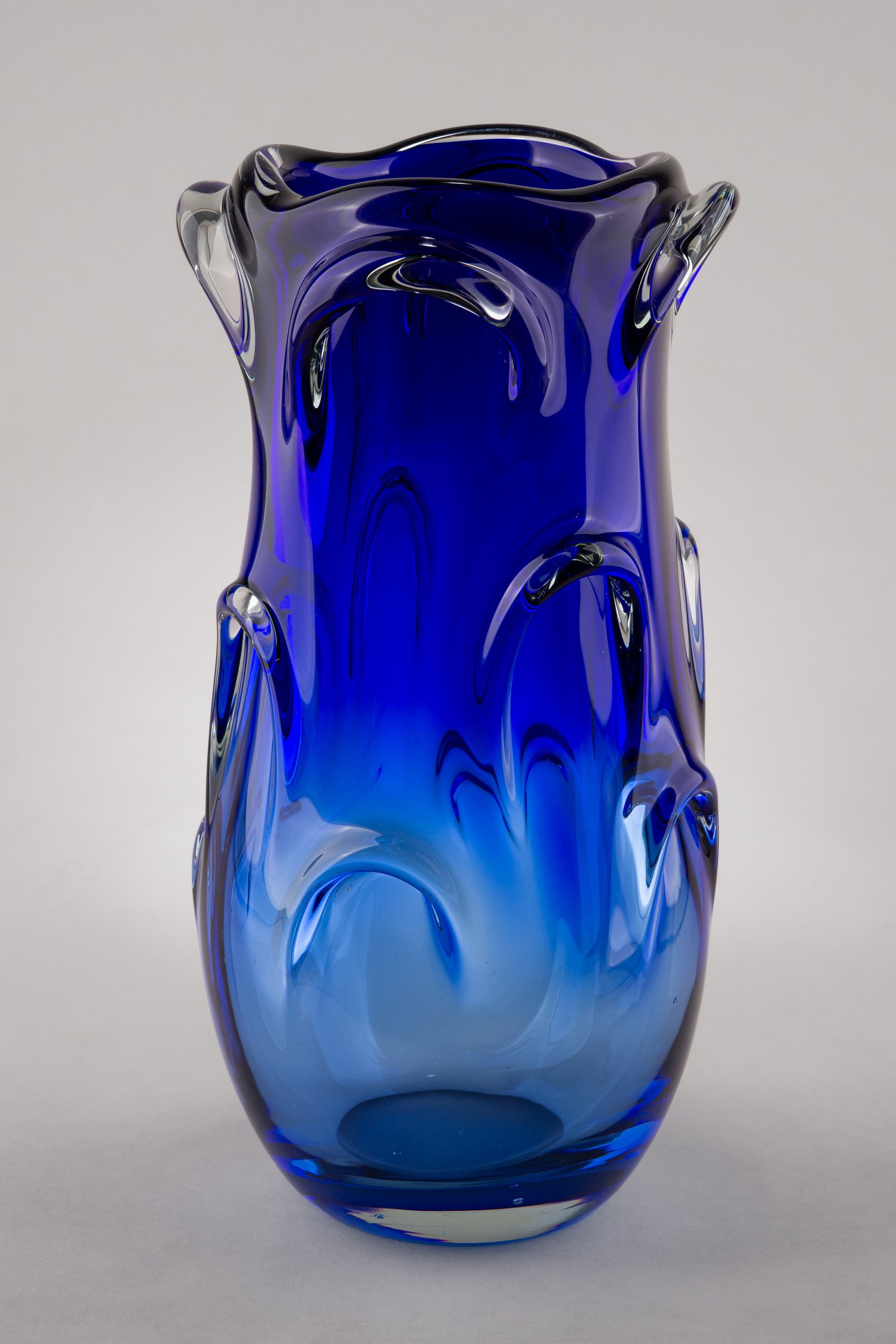 Ваза синего стекла в гутной технике. СССР, 1960-е–1970-е годы.