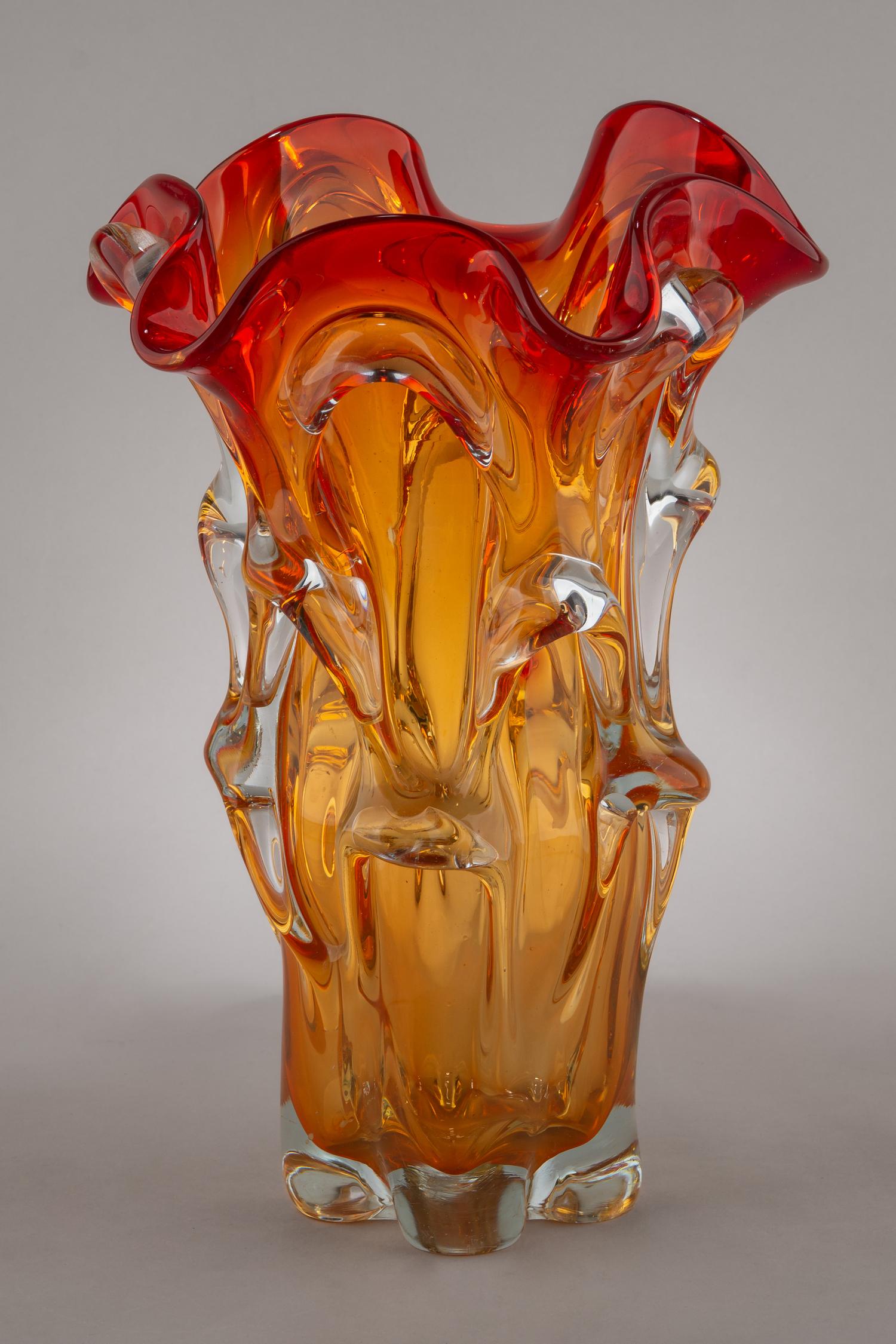 Ваза в гутной технике. СССР, 1960-е–1970-е годы.