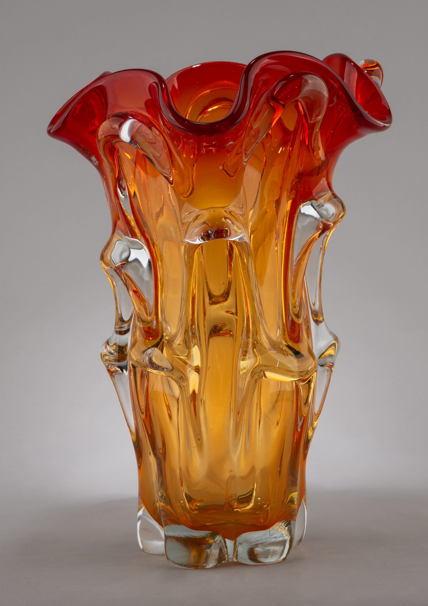 Ваза в гутной технике. СССР, 1960-е–1970-е годы.