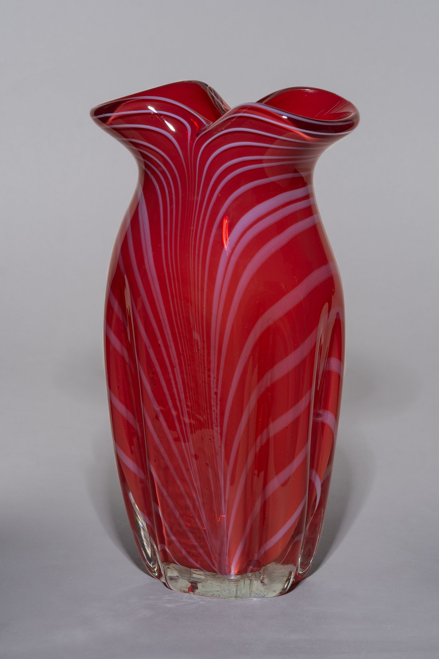 Ваза с декором стеклянными нитями. СССР, стекольный завод Неман, 1960-е-1970-е годы.