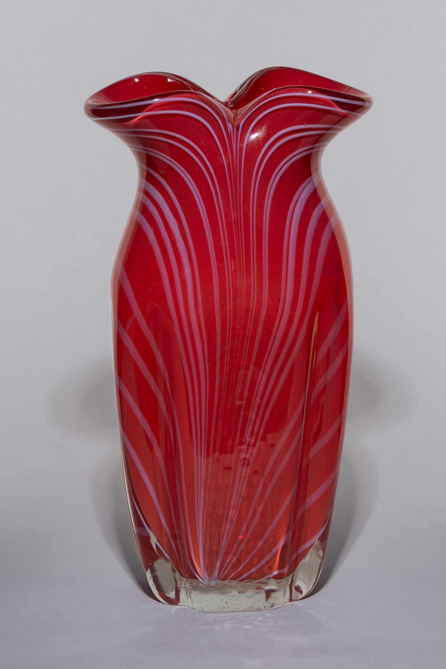 Ваза с декором стеклянными нитями. СССР, стекольный завод Неман, 1960-е-1970-е годы.